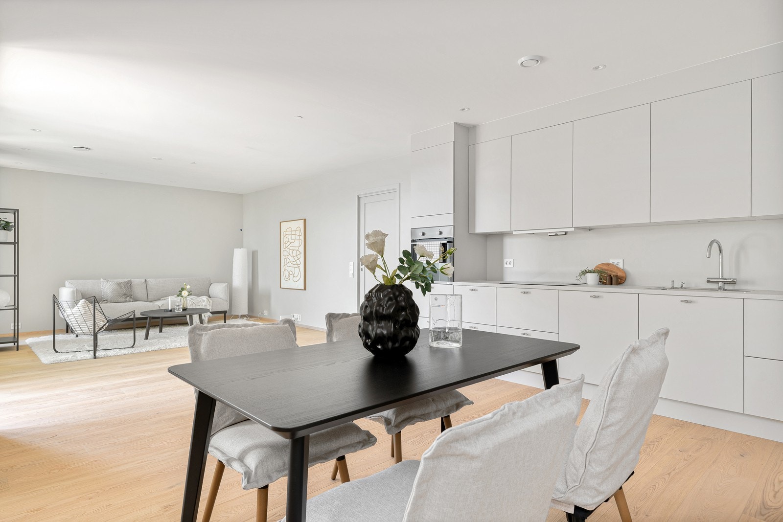 Det er vannbåren varme i form av gulvvarme i bad, stue/kjøkken og entre Galleribilde