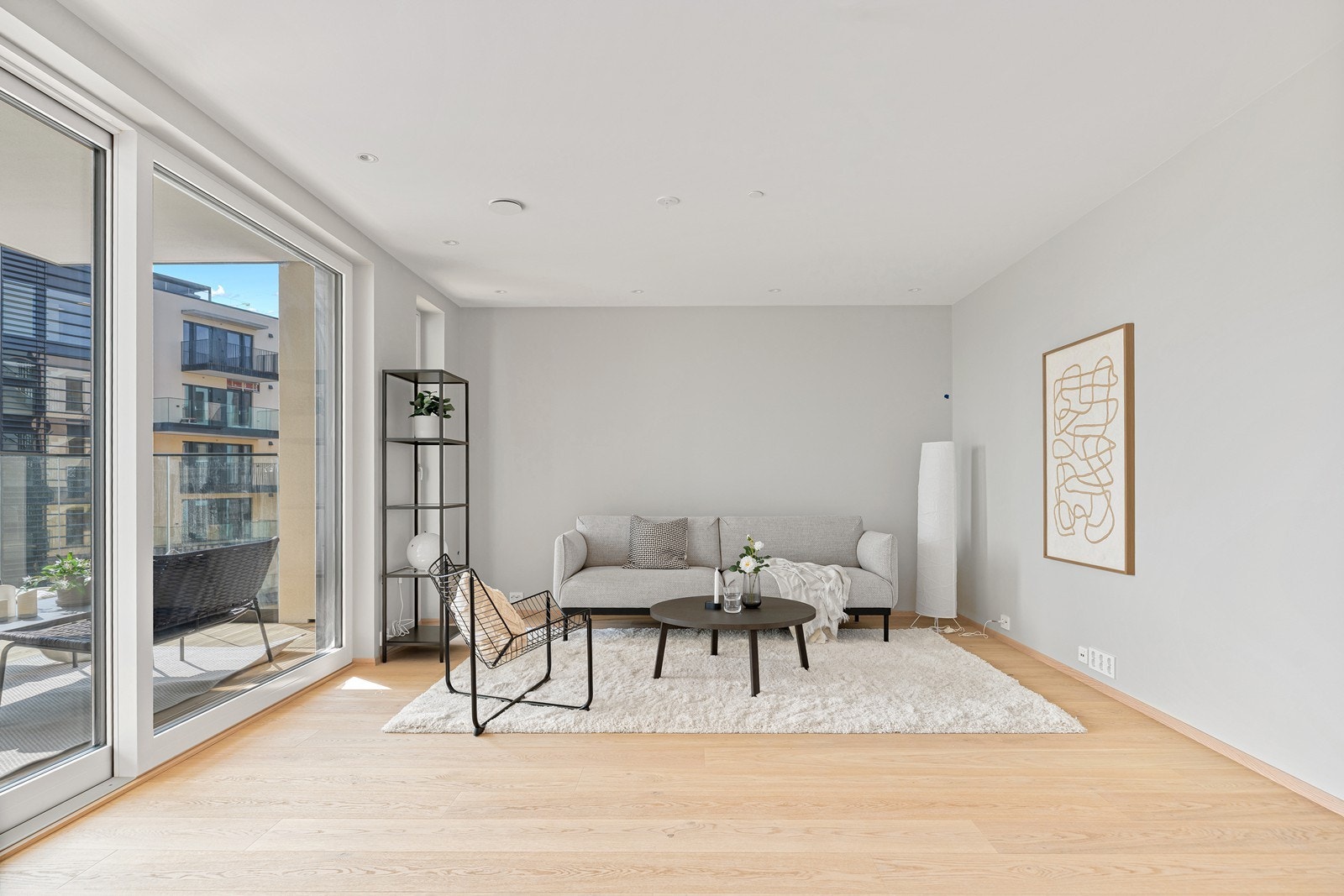 Her bor du i hjertet av byen, omgitt av sjø, strand, kultur og byliv, i en helt ny og moderne leilighet som setter standarden for urban komfort Galleribilde