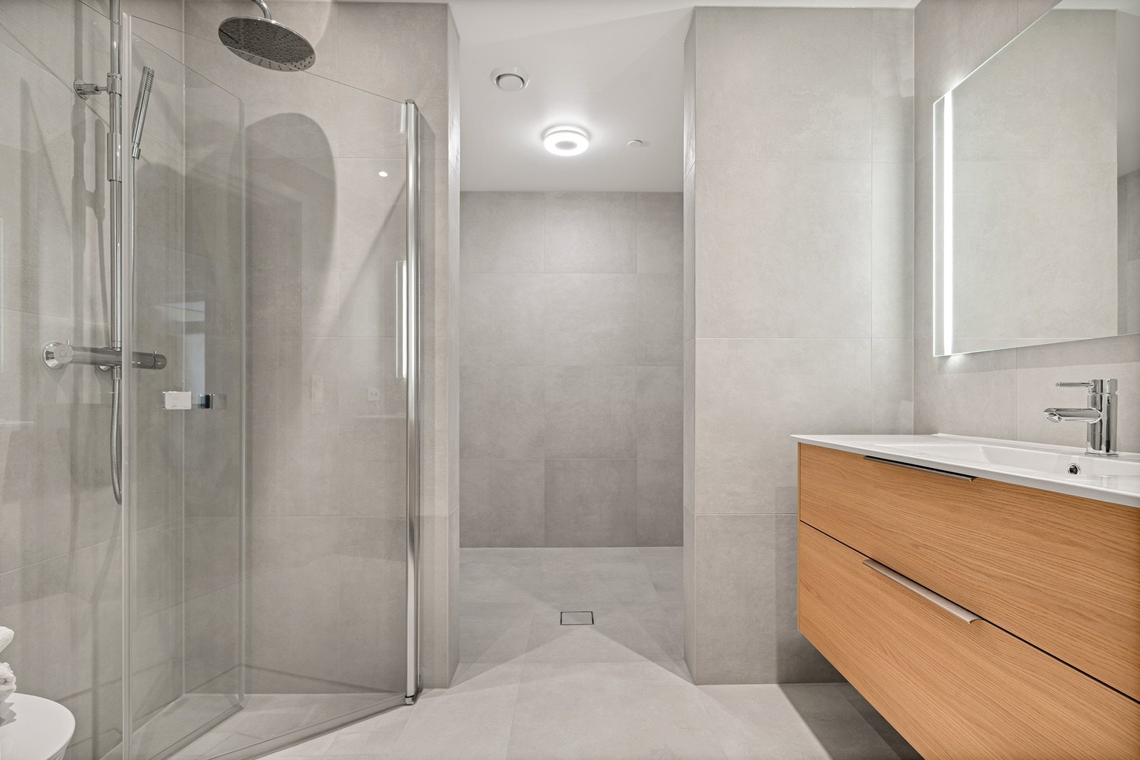 Flislagt bad med behagelig gulvvarme Galleribilde