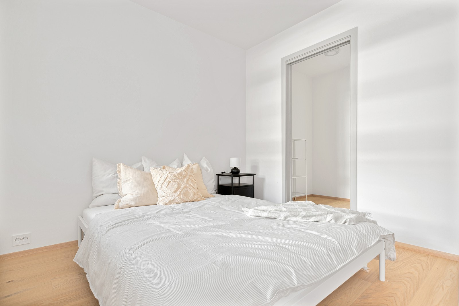 Rommet oppleves romslig og fint, med god plass til dobbeltseng, kommode og nattbord Galleribilde