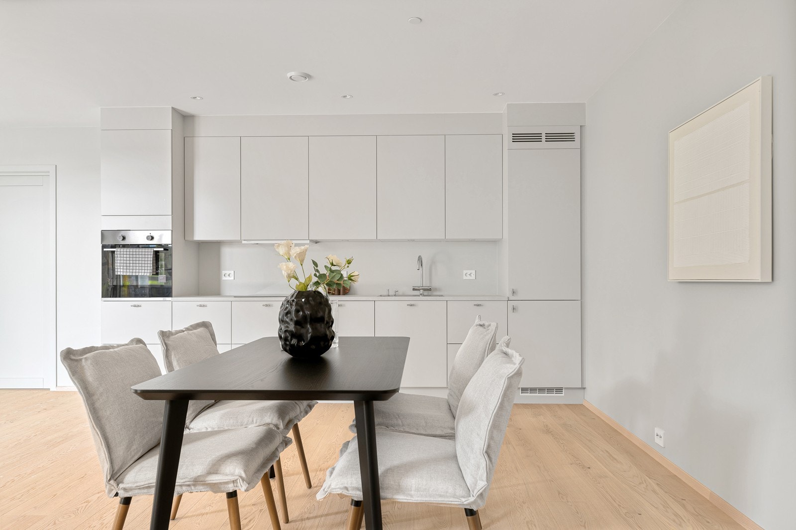 Rikelig med oppbevaringsmuligheter i skap og skuffer Galleribilde