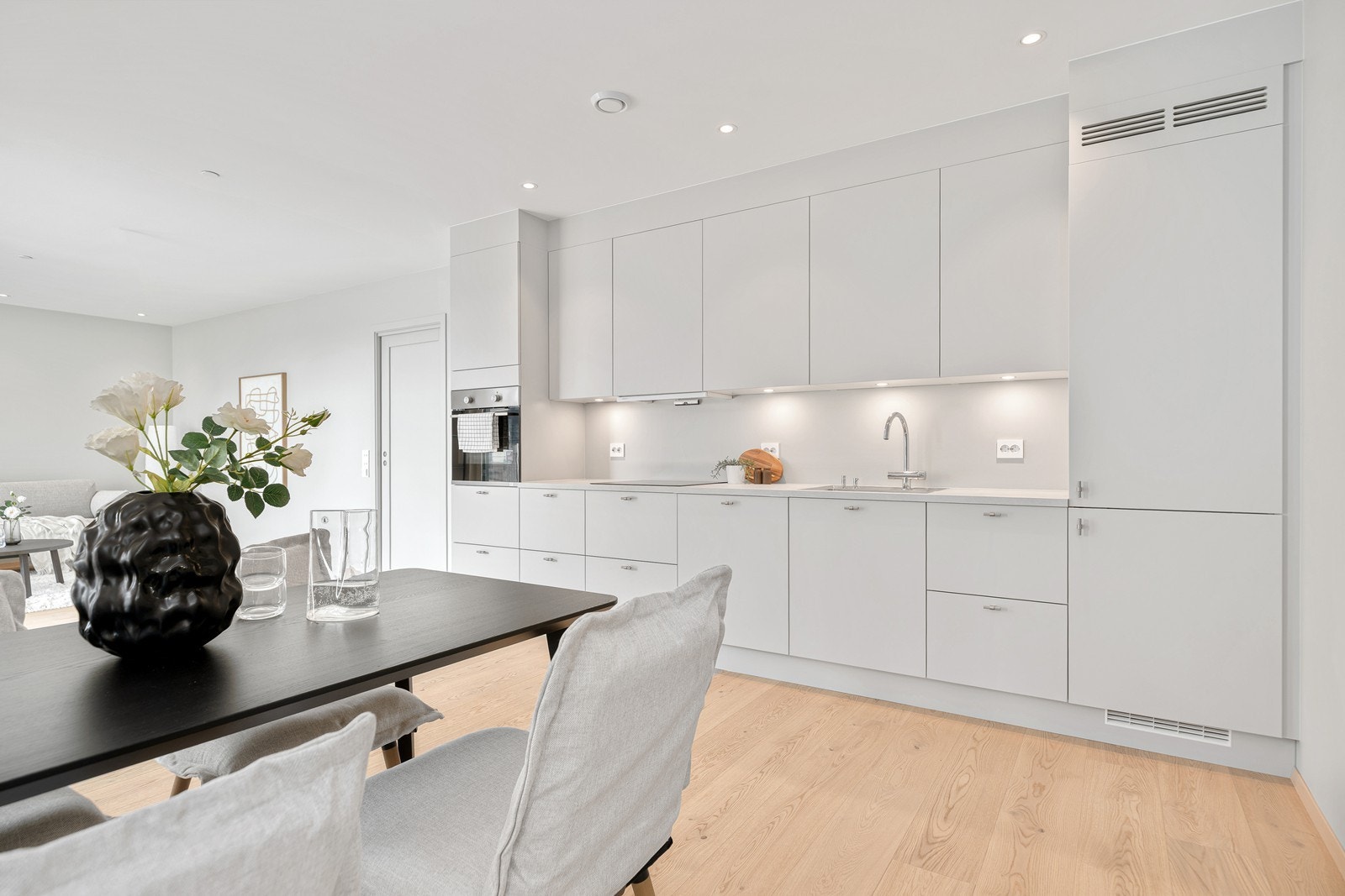 Det er lagt inn ekstra belysning under overskap Galleribilde