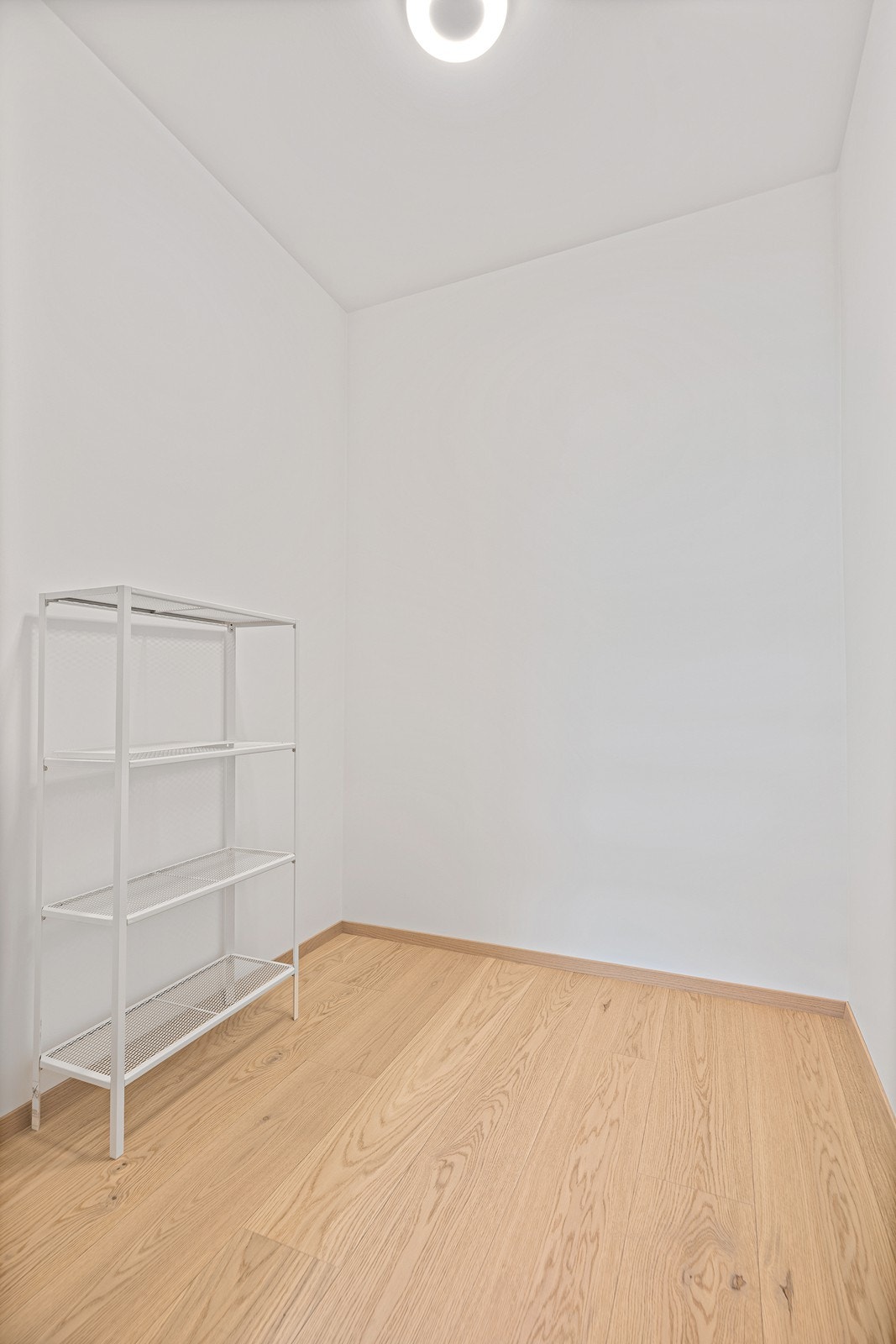 Walk-in closet med tilgang fra soverom Galleribilde