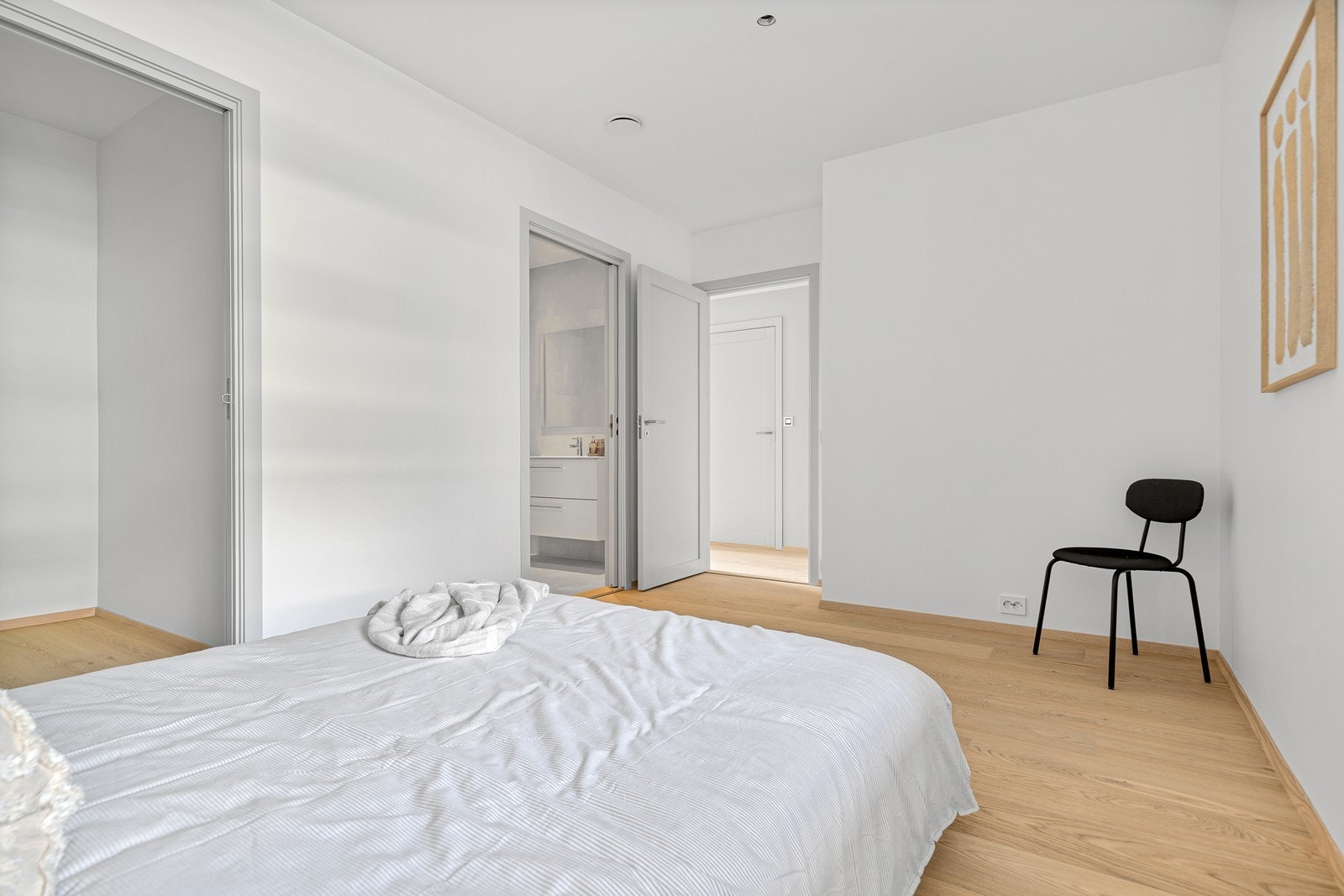 Soverommet har tilgang til egen walk-in closet og bad Galleribilde