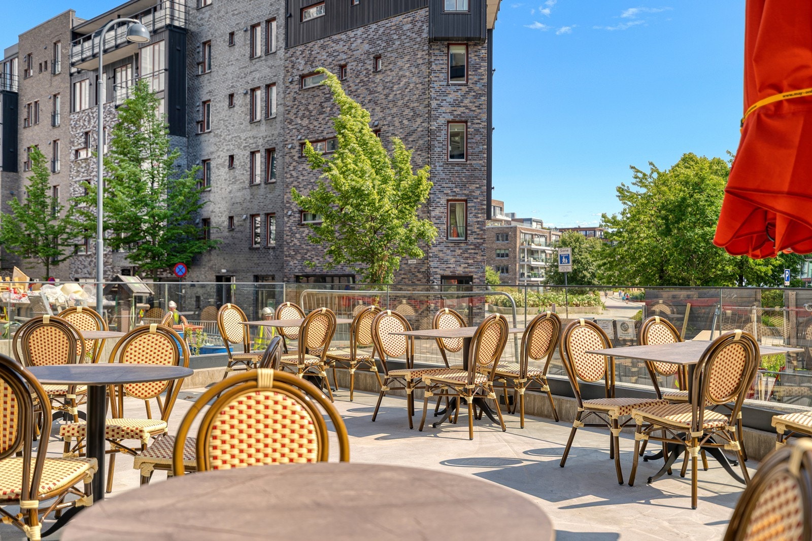 Med kjendiskokken Trond Moi kan både beboere og gjester glede seg til franske fristelser i byggets første etasje Galleribilde