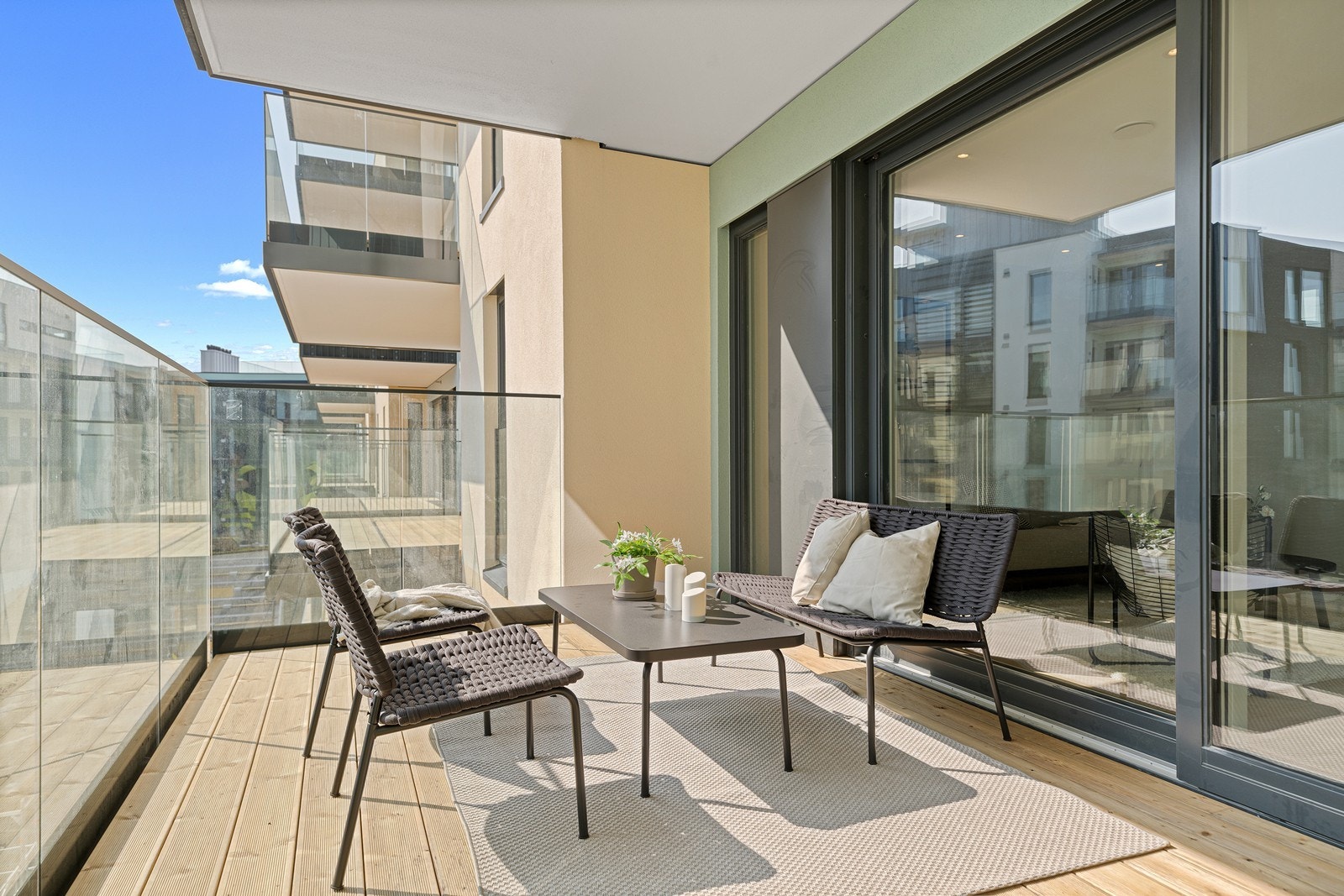 Romslig med god plass til sittegruppe, grill og div. beplantning Galleribilde