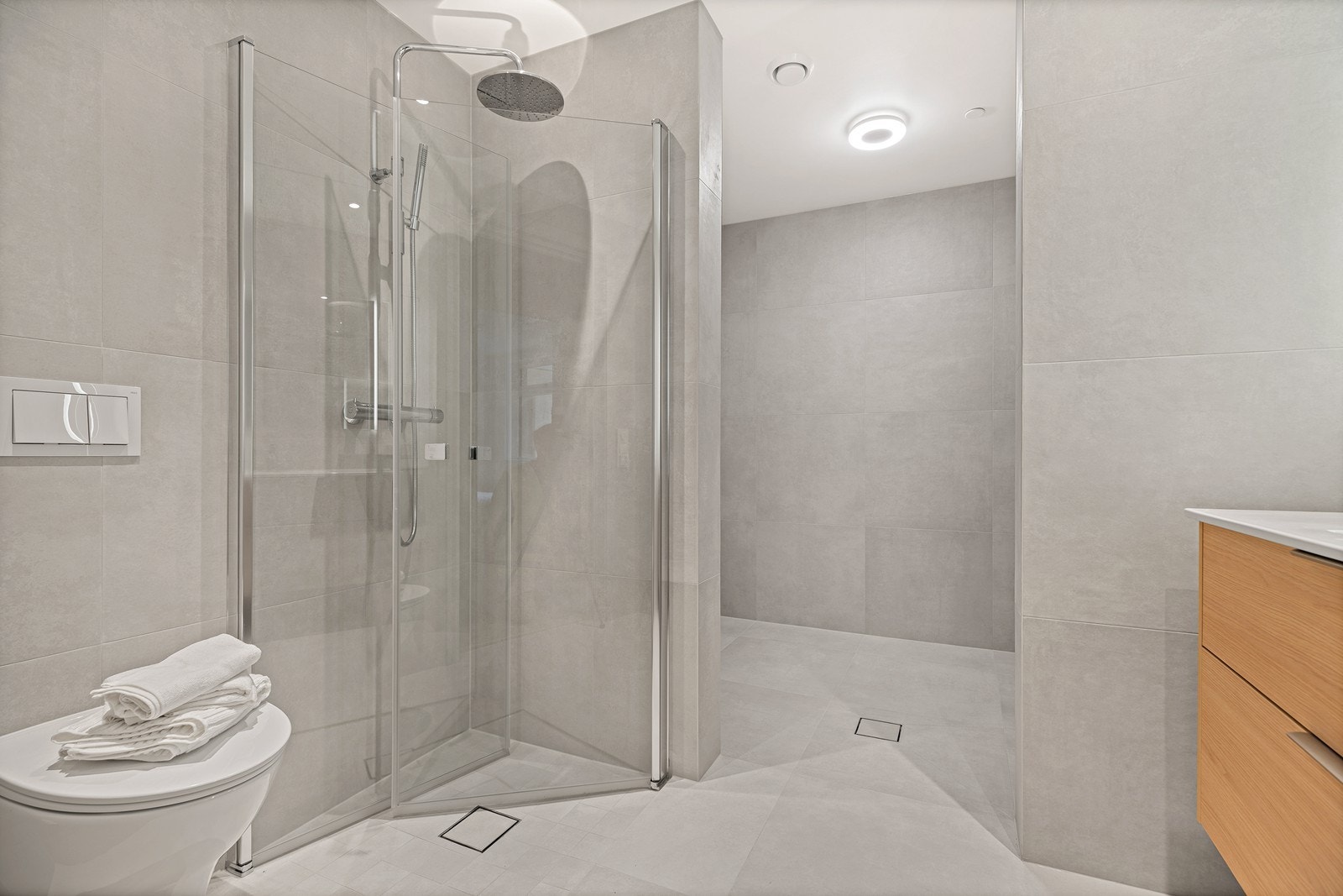 Baderomsinnredning består av dusjhjørne, toalett, servant og speil Galleribilde