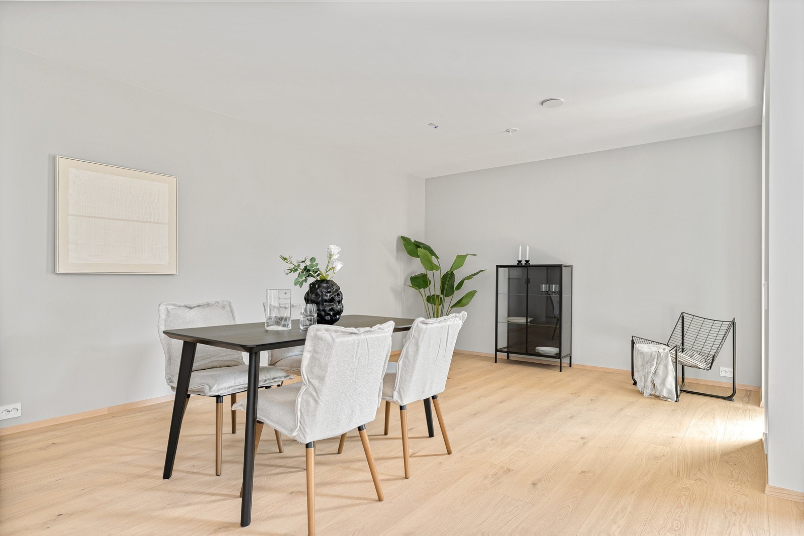 Ved behov for ekstra soverom, kan man enkelt få opp en lettvegg som skiller rommet i 2 Galleribilde