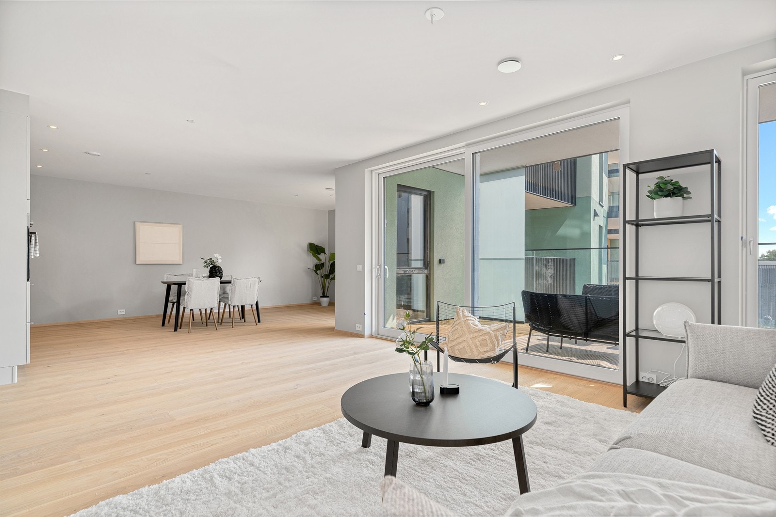 Store vindusflater gir godt innslipp av naturlig lys og skaper en luftig romfølelse Galleribilde