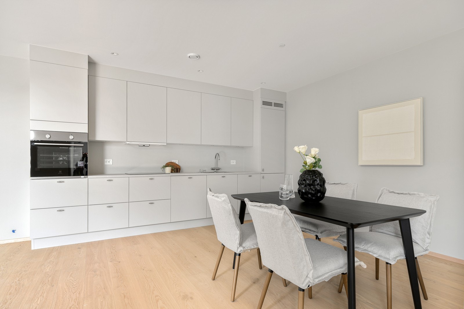 Kvalitetskjøkken fra Strai, med integrerte hvitevarer Galleribilde