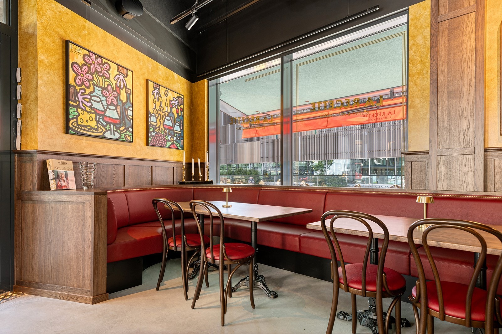 Det vil være godt med sitteplasser både ute og inne Galleribilde