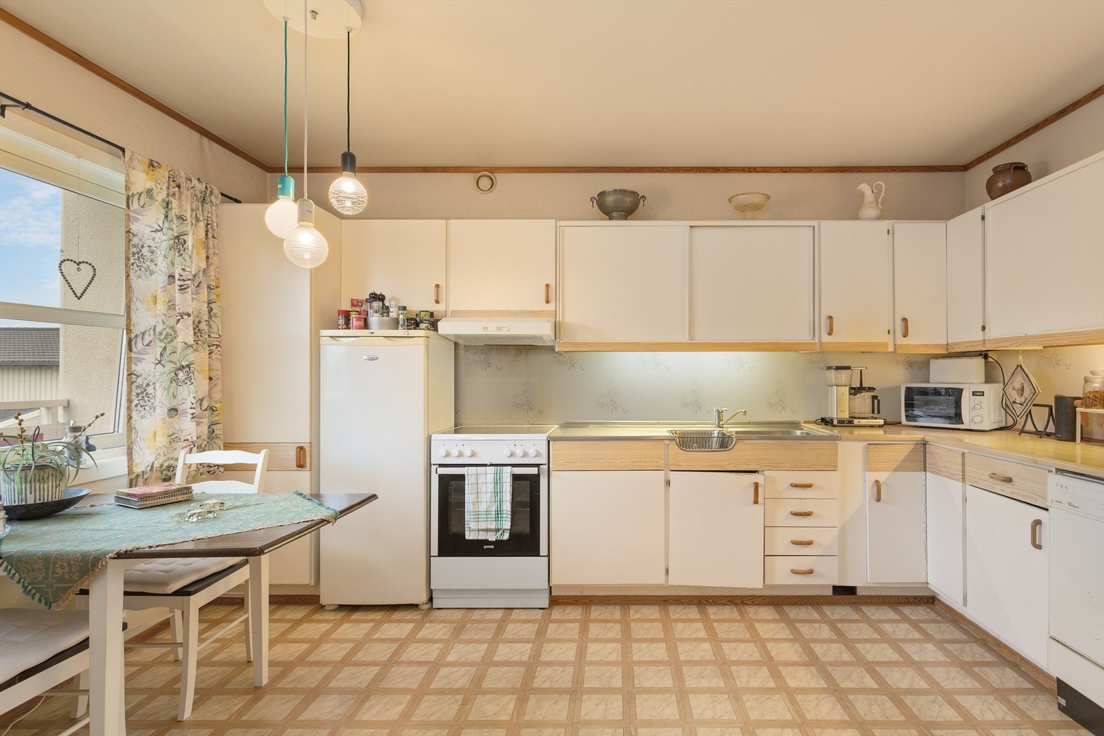 Kjøkken med plass til spisebord ved vinduet Galleribilde