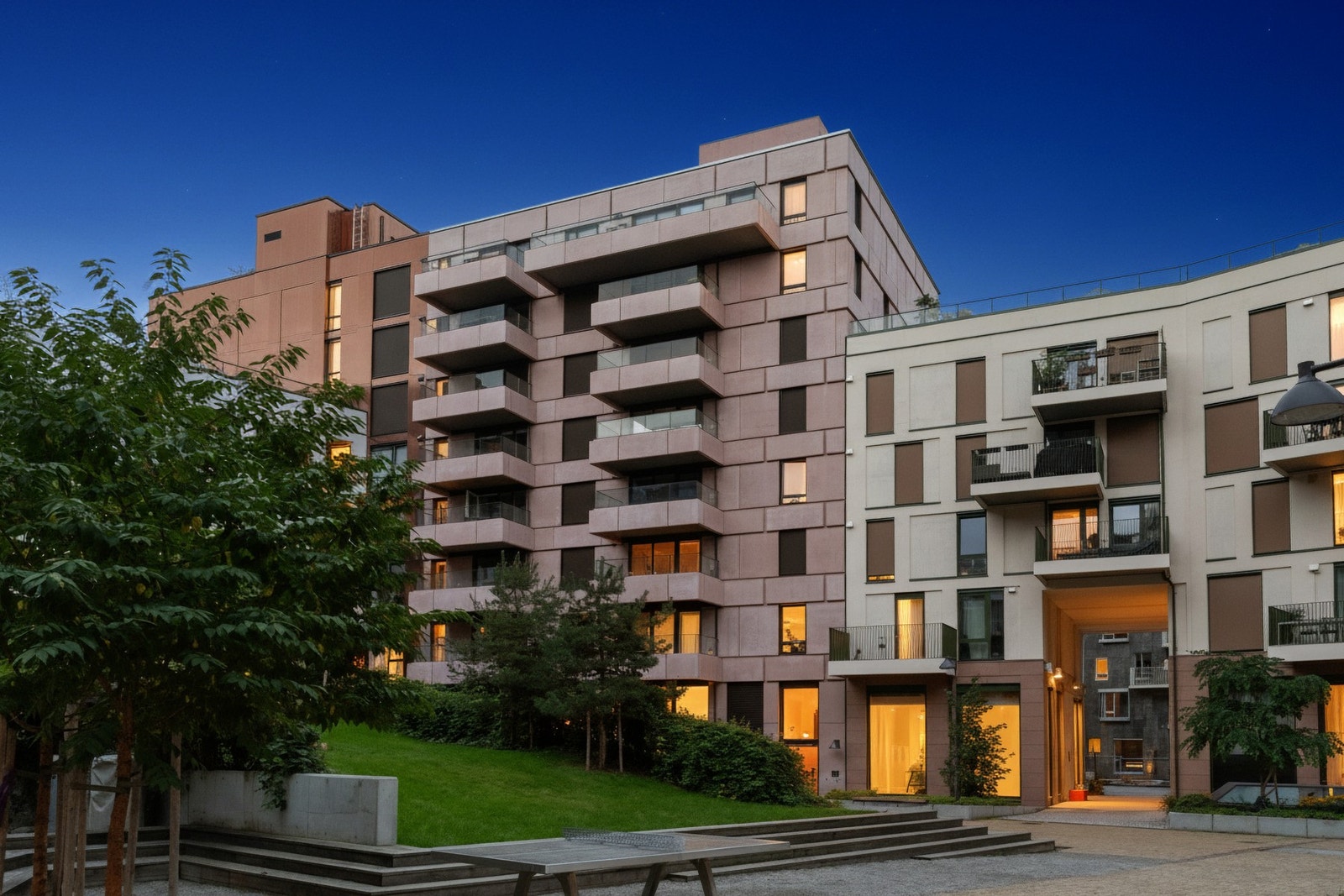 Arkitekturen tar inspirasjon fra den historiske delen av byen bygget ligger i. En tradisjonell kvartalsbebyggelse rammer inn et raust gårdsrom. Galleribilde