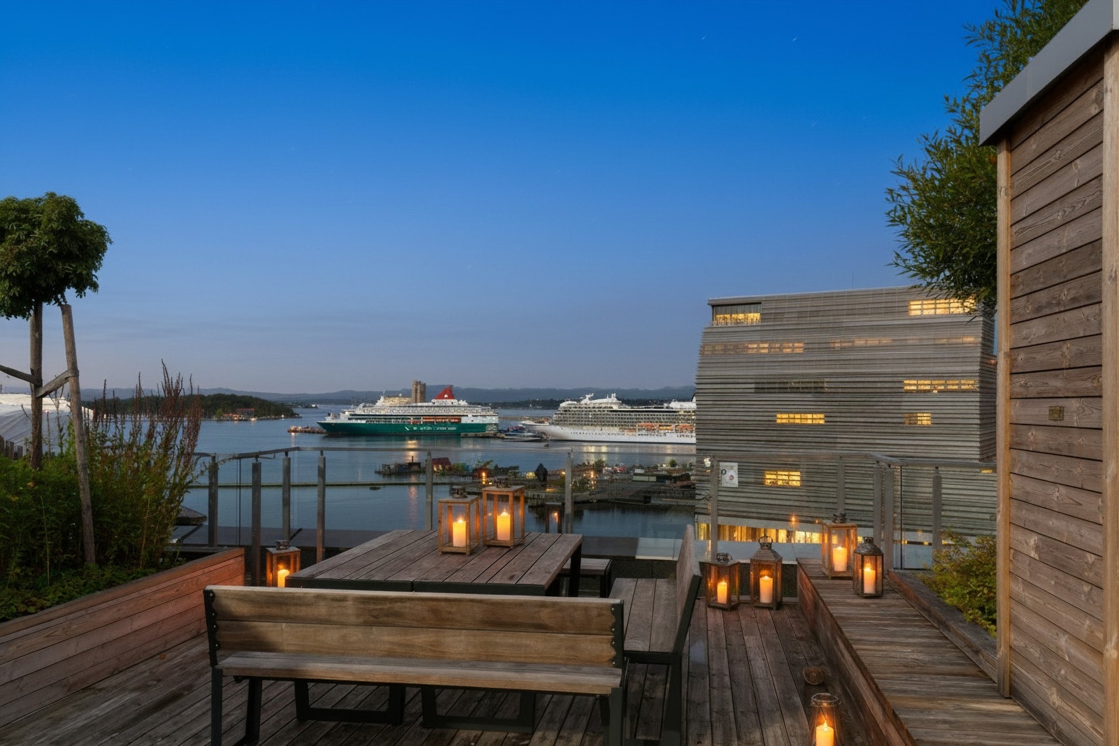 Nydelig fellestakterrasse med flott sjøutsikt og sol hele dagen. Direkte heisadkomst fra leilighetsplanet. Galleribilde