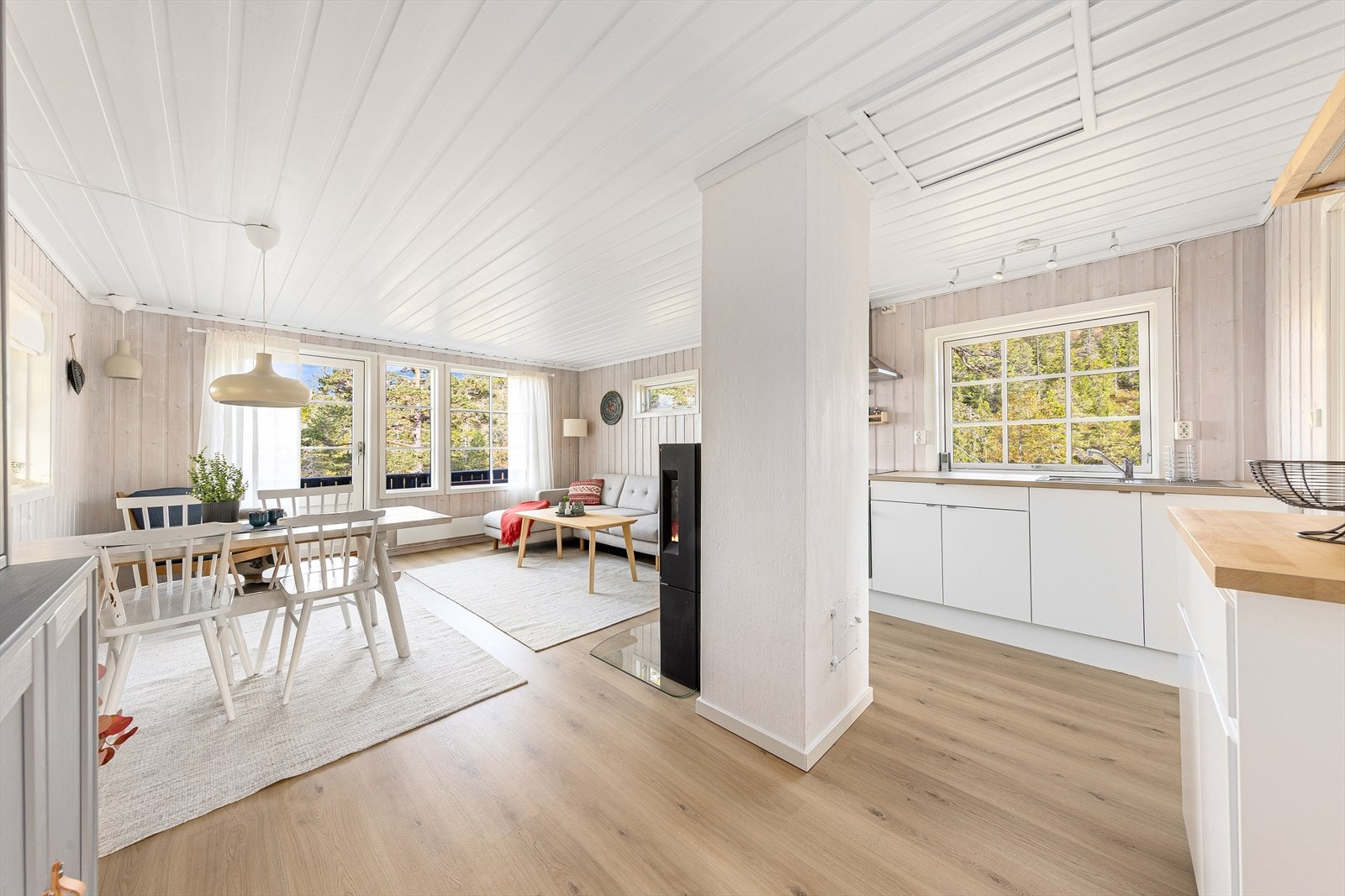 Stuen fikk nye gulv i 2024 Galleribilde