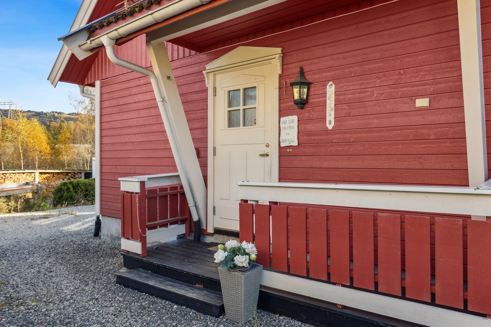 Et hyggelig inngangsparti ønsker deg hjertelig velkommen hjem. Galleribilde