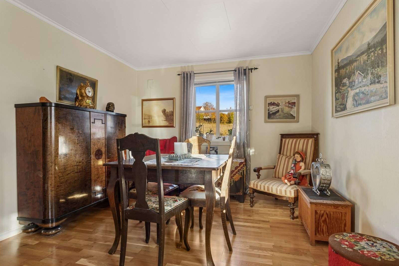 Stuen er stor og åpen, spisegruppen tar plass i egen sone og inviterer til sosiale og hyggelige måltider med kjent og kjære. Deler av spisestuen er i sin tid tegnet inn som soverom 4. Galleribilde