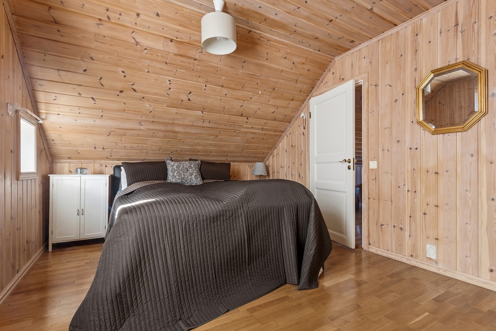 Soverom 2 er boligens hovedsoverom og fremstår som romslig. Galleribilde