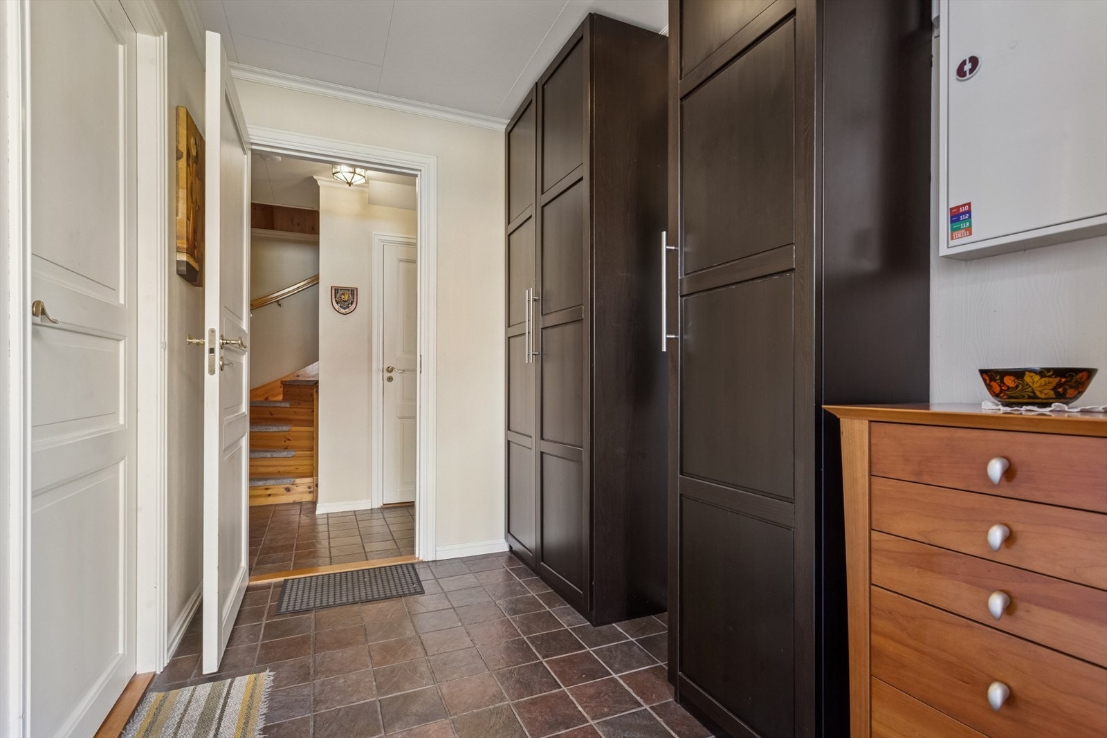 Velkommen inn! Lys og hyggelig entré med god plass for garderobeløsninger. Det er varmekabler i gulv. Galleribilde