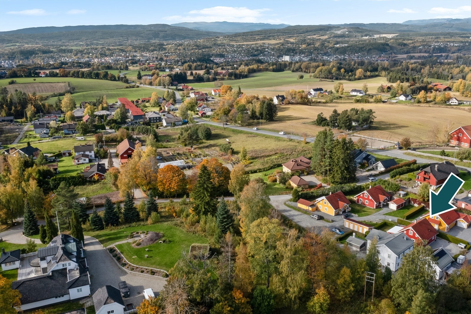 Flott beliggenhet i rolige omgivelser, sentralt i Haugsbygd med nærhet til skole, barnehage og gode servicetilbud. Galleribilde
