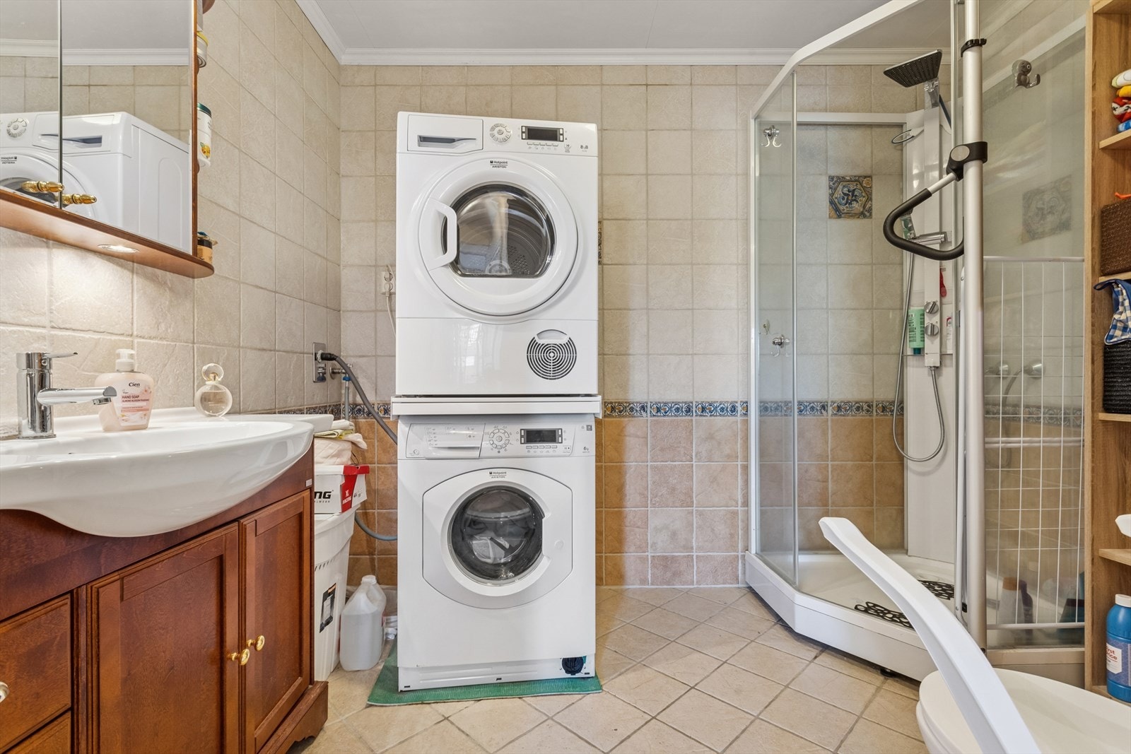 Pent flislagt bad med behagelige varmekabler i gulv. Badet er for øvrig utstyrt med dusjkabinett, toalett og opplegg for vaskemaskin/tørketrommel. Galleribilde