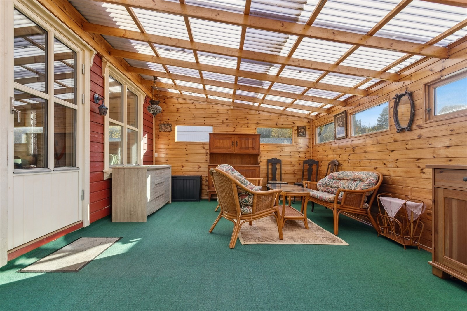 Fra stuen i første etasje er det videre utgang til en herlig vinterhage. Galleribilde