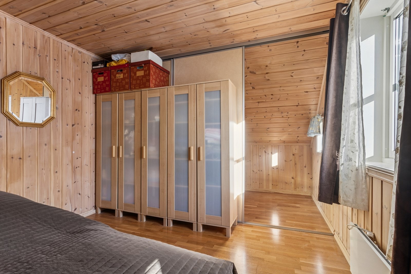Her er det god plass for dobbeltseng, nattbord og gode garderobeløsninger. Garderoberom bak halvvegg. Galleribilde