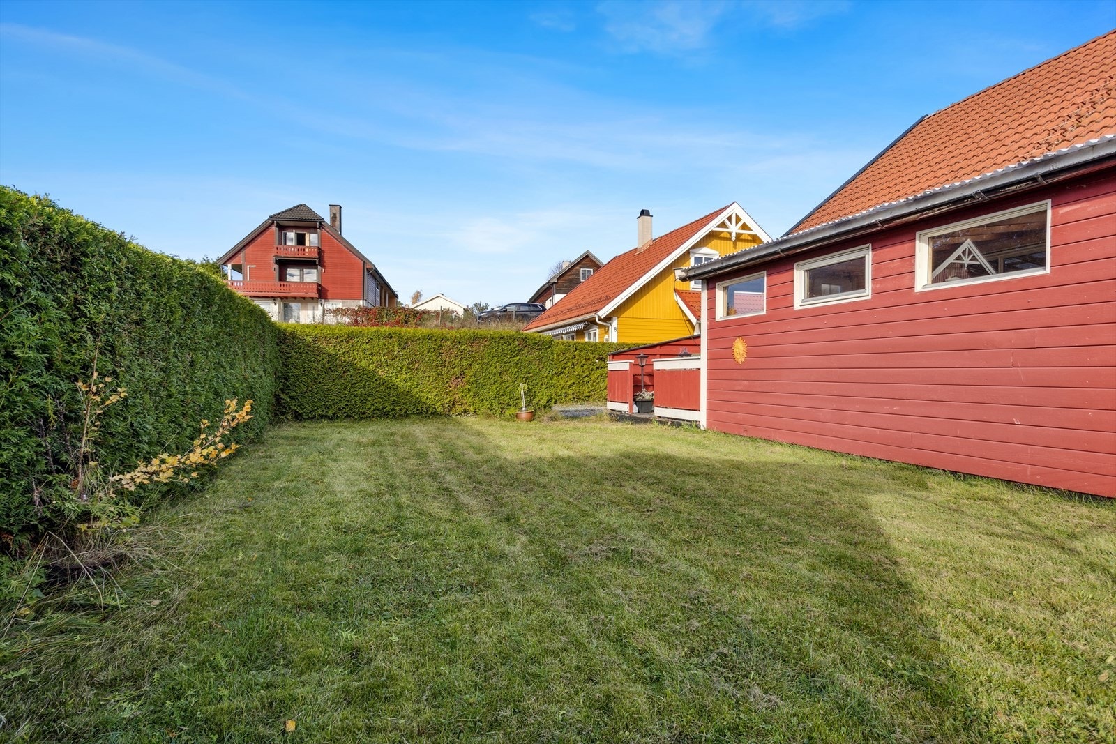 Solrik og godt skjermet hage med boltreplass for både store, små og firbeinte. Galleribilde