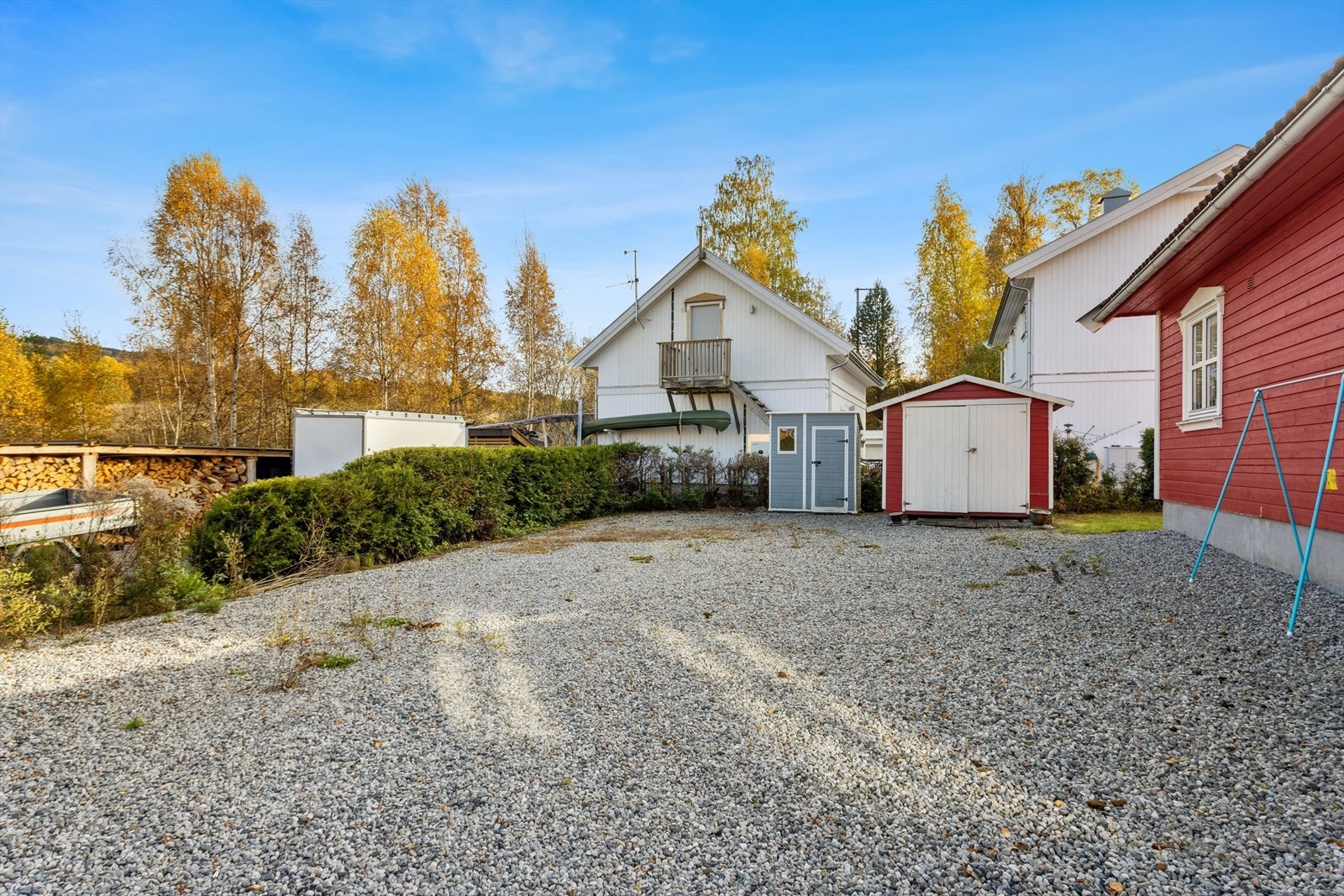 Stor gruset gårdsplass med svært gode parkeringsforhold. Galleribilde