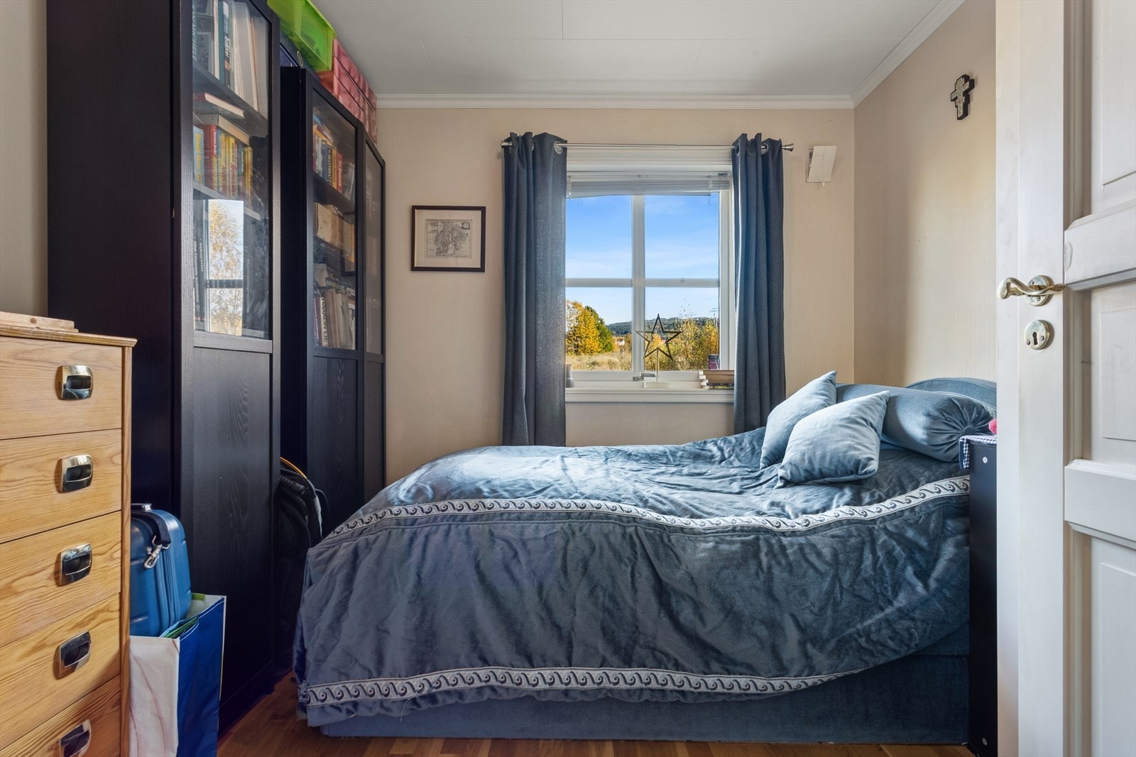 Soverom 1 er plassert i boligens første etasje. Galleribilde