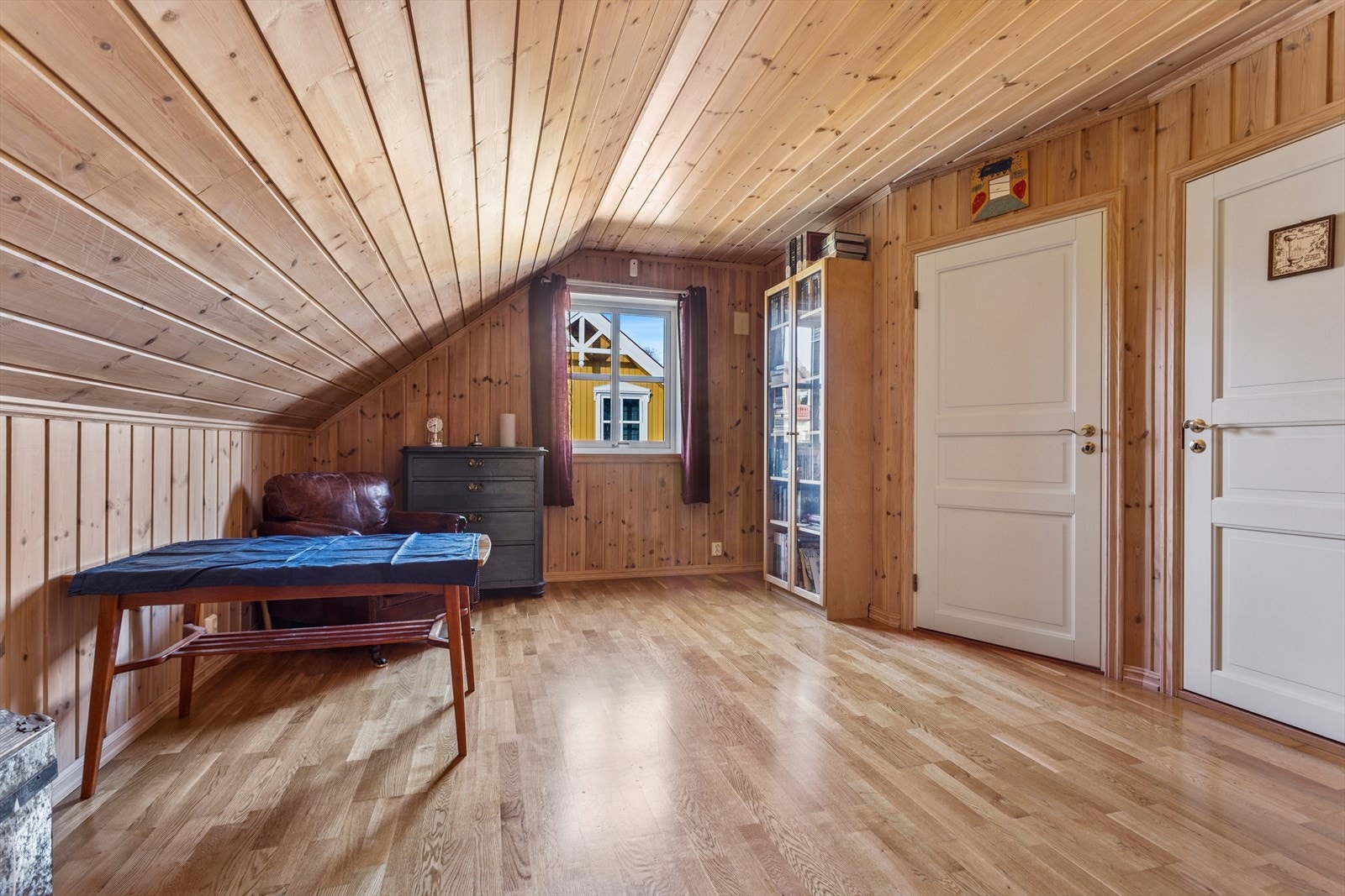 Vi beveger oss opp en etasje og møter en koselig loftstue. Galleribilde