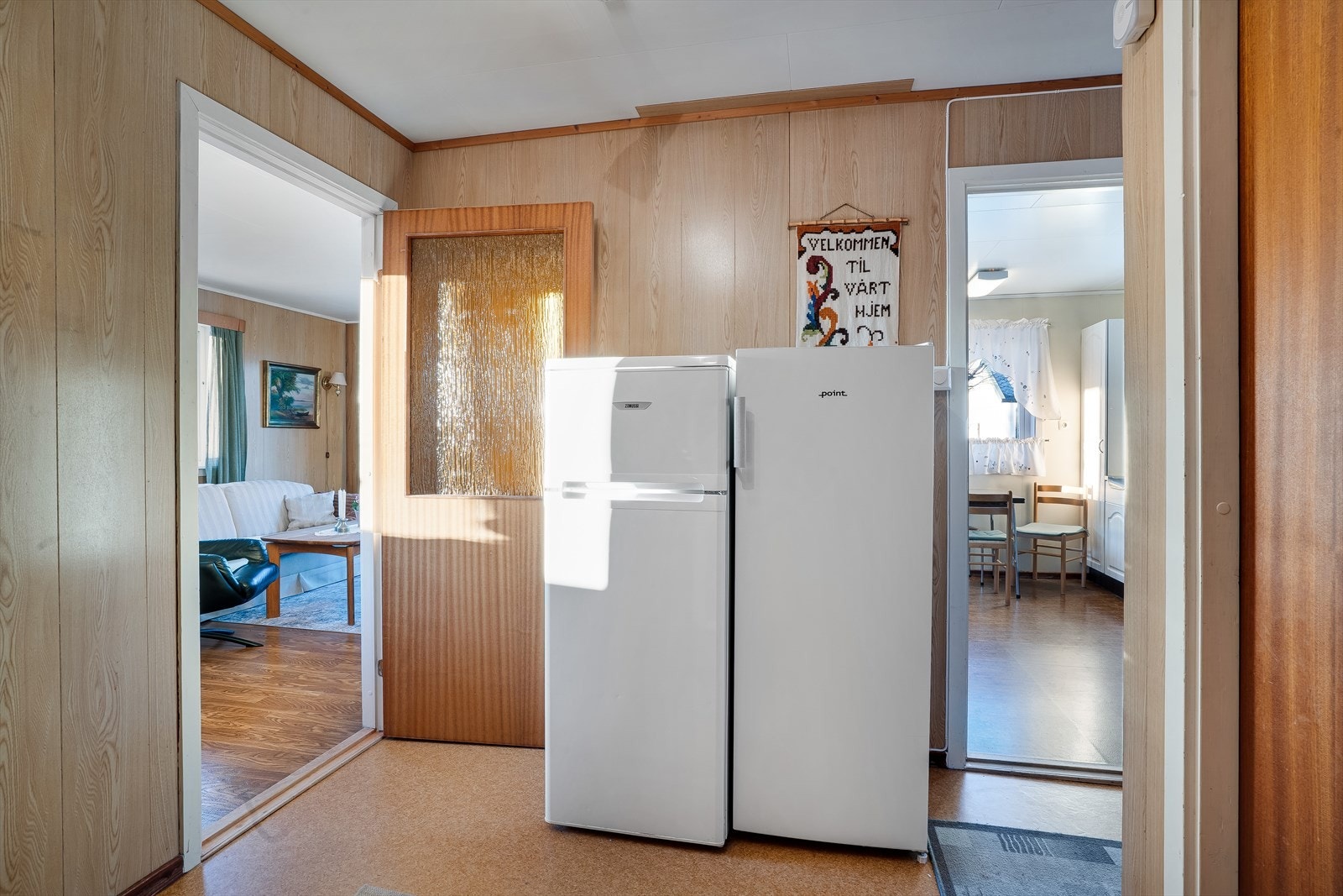 I andre etasje finner man entré, vaskerom, bad, stue, kjøkken, toalettrom, gang og tre soverom. Galleribilde