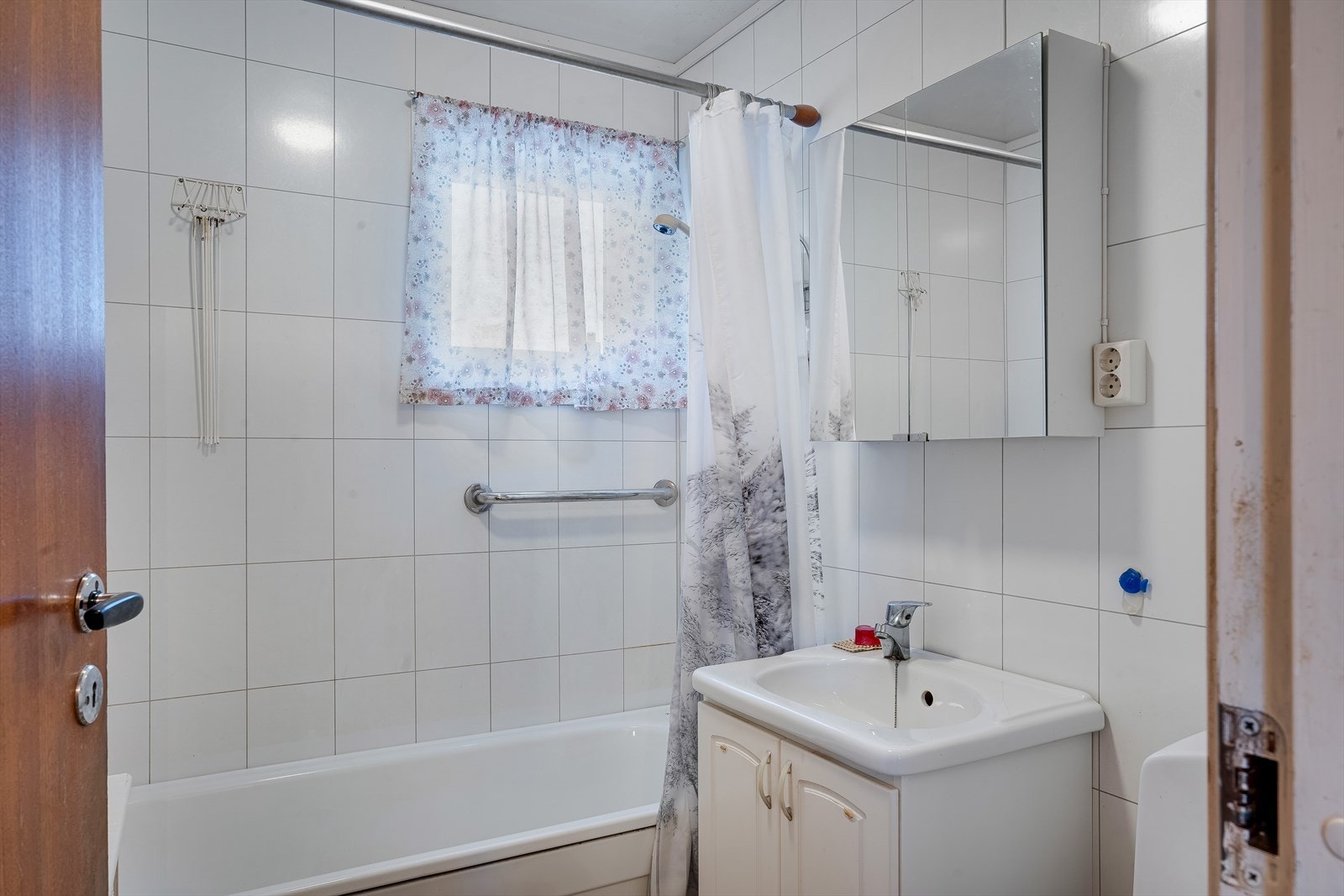 Badet fikk nye våtromsplater på veggene og nytt belegg på gulvet for ca. 7 år siden. Galleribilde