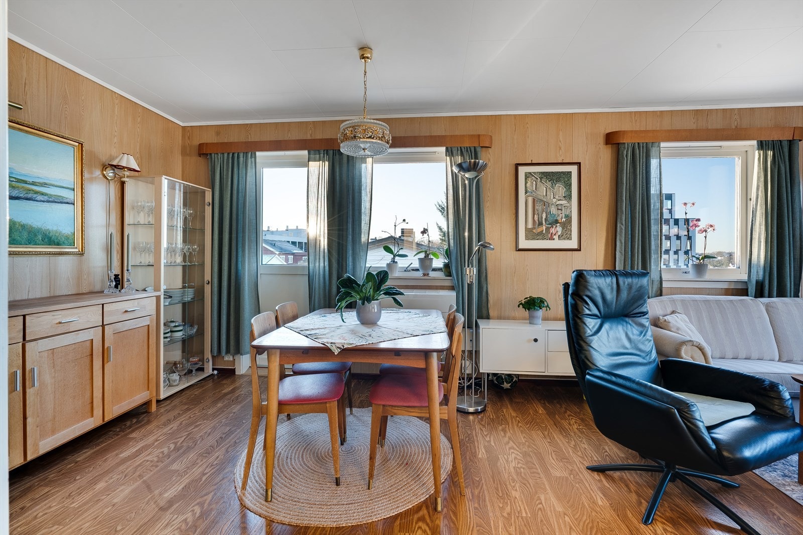 Fra stuen er det utgang til sørvendt altan. Galleribilde