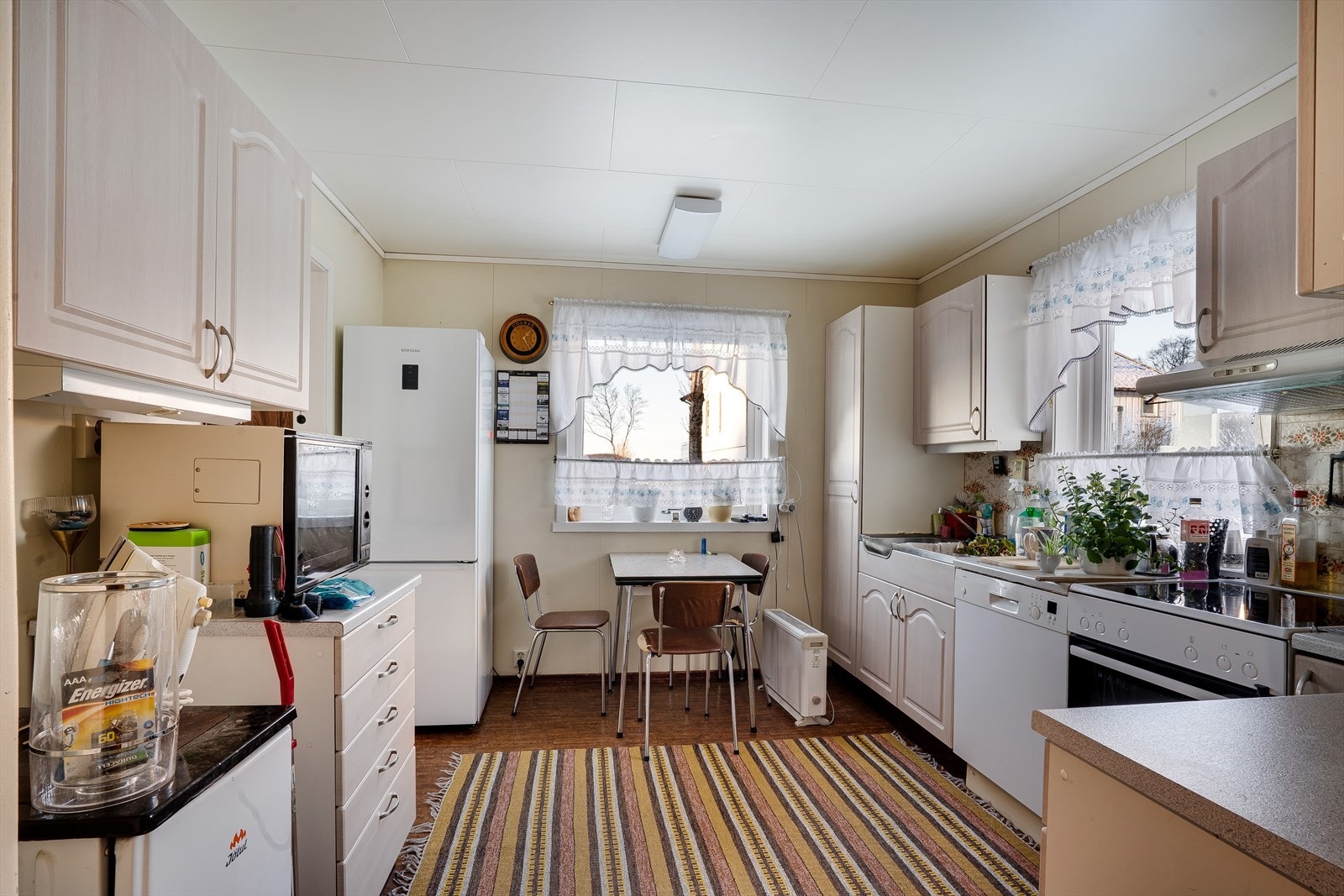 Kjøkkenet i 1. etasje har innredning fra byggeåret. Galleribilde