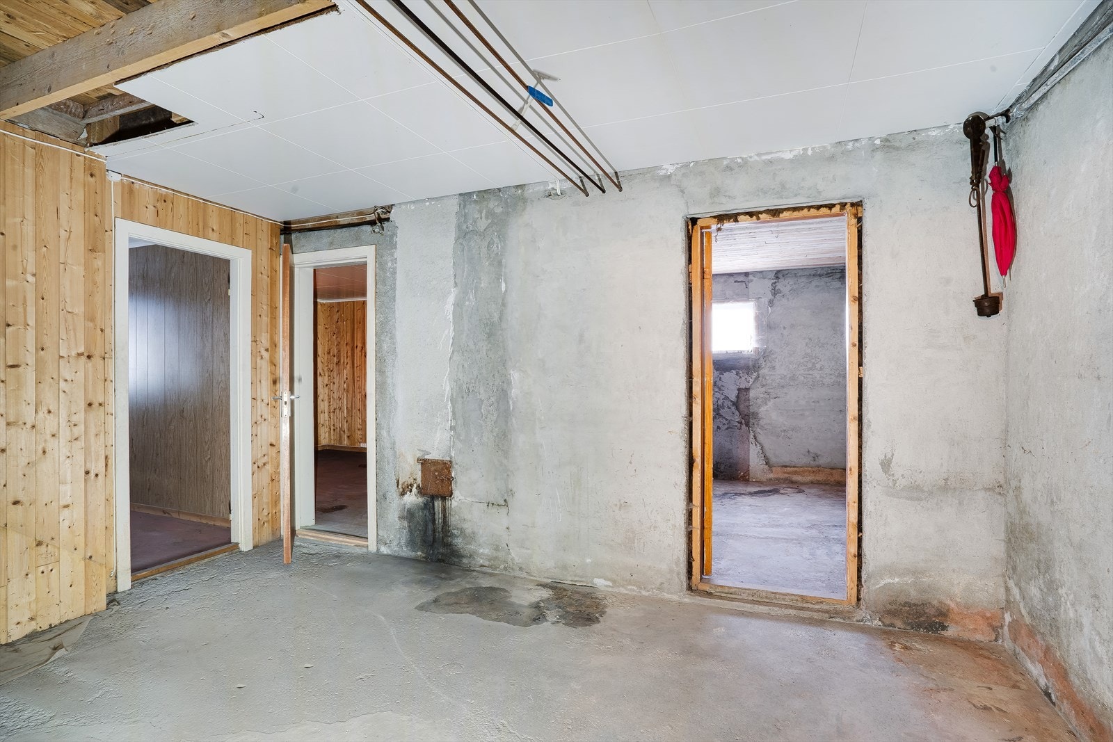 I kjelleren under bygget fra 1959 er det et rom som før 1981 ble brukt som vaskekjeller. Det er støpt gulv og en støpejernsluk i gulvet. Galleribilde