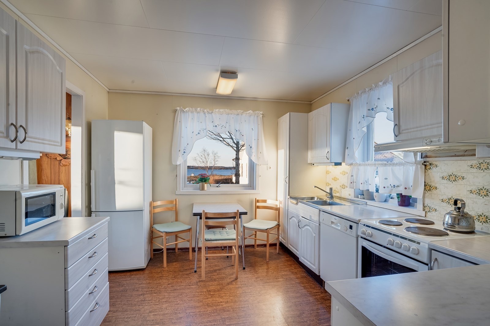 Det ble utført kjøkkenfornying for 15-20 år siden med nye profilerte fronter og laminerte benkeplater. Galleribilde