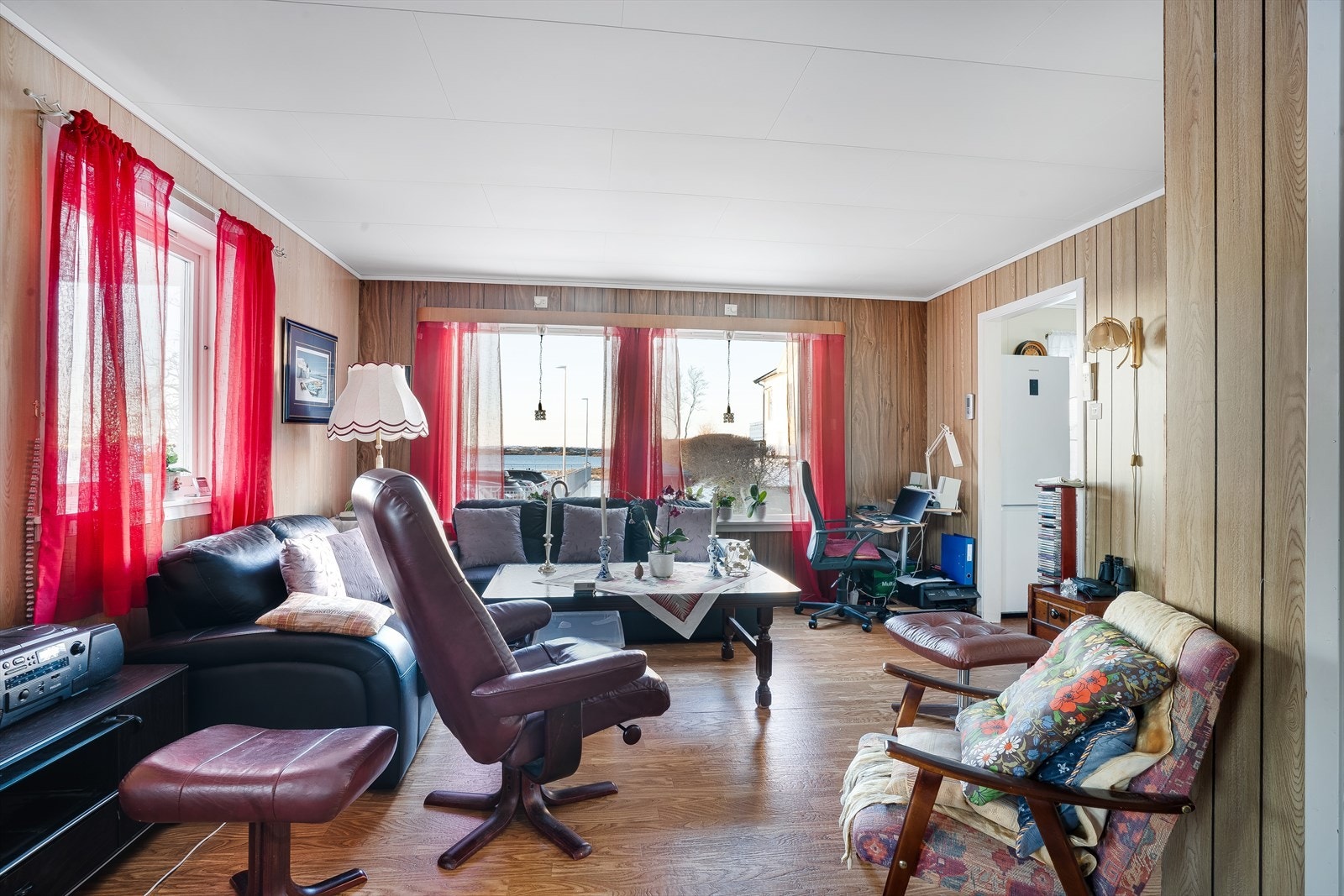 I etasjen finner du et bad, et toalettrom, tre soverom, kjøkken og stue. Galleribilde