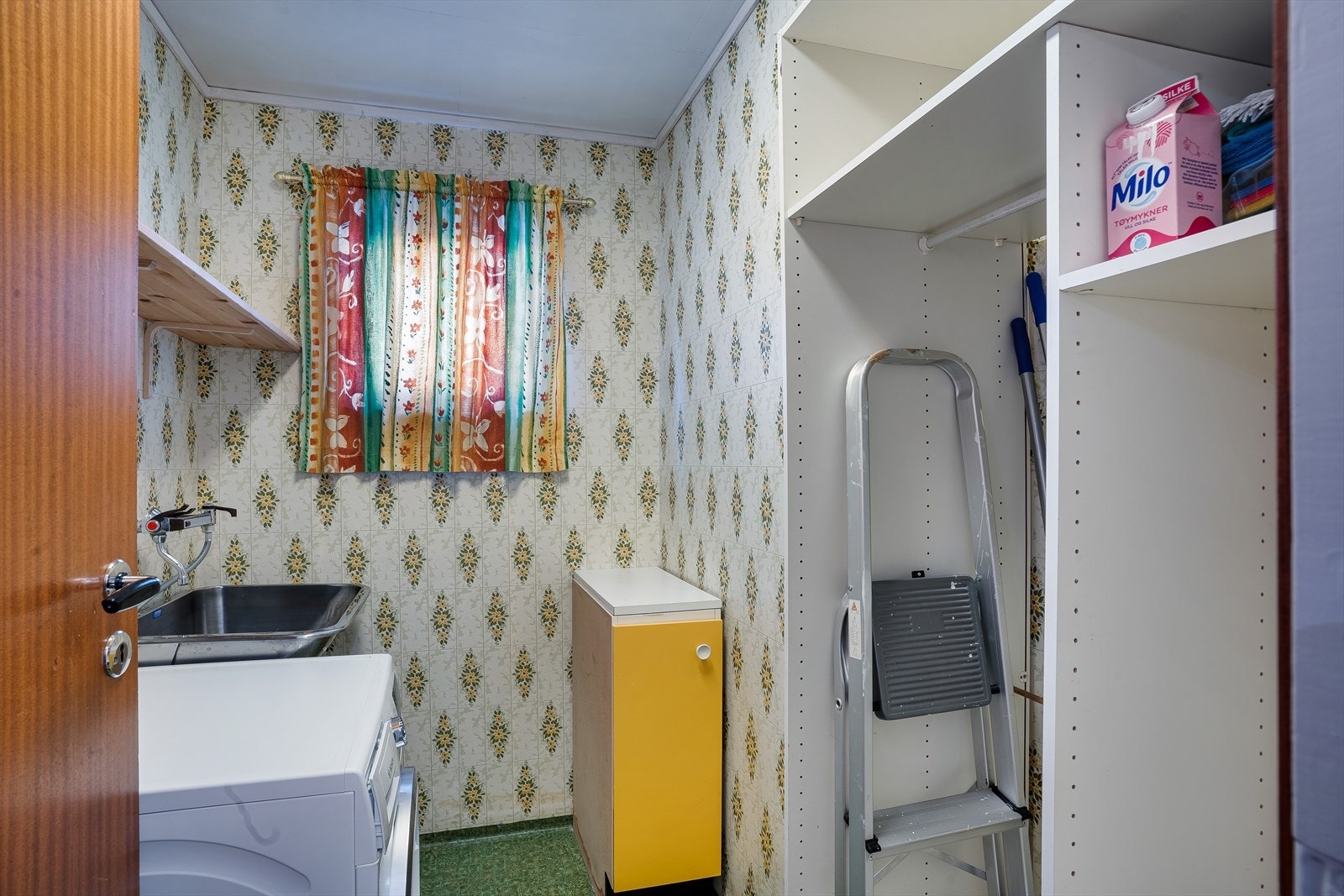 Vaskerommet er fra 1981. Det er belegg på gulvet, og gulvet har bjelkelag. Galleribilde