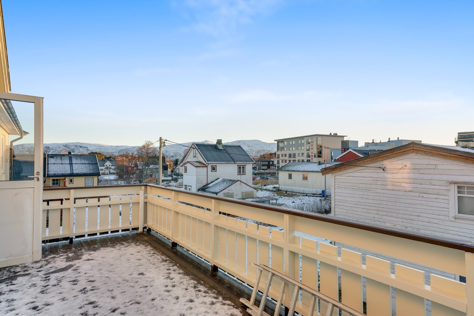 Altan er på ca. 21 m². Galleribilde