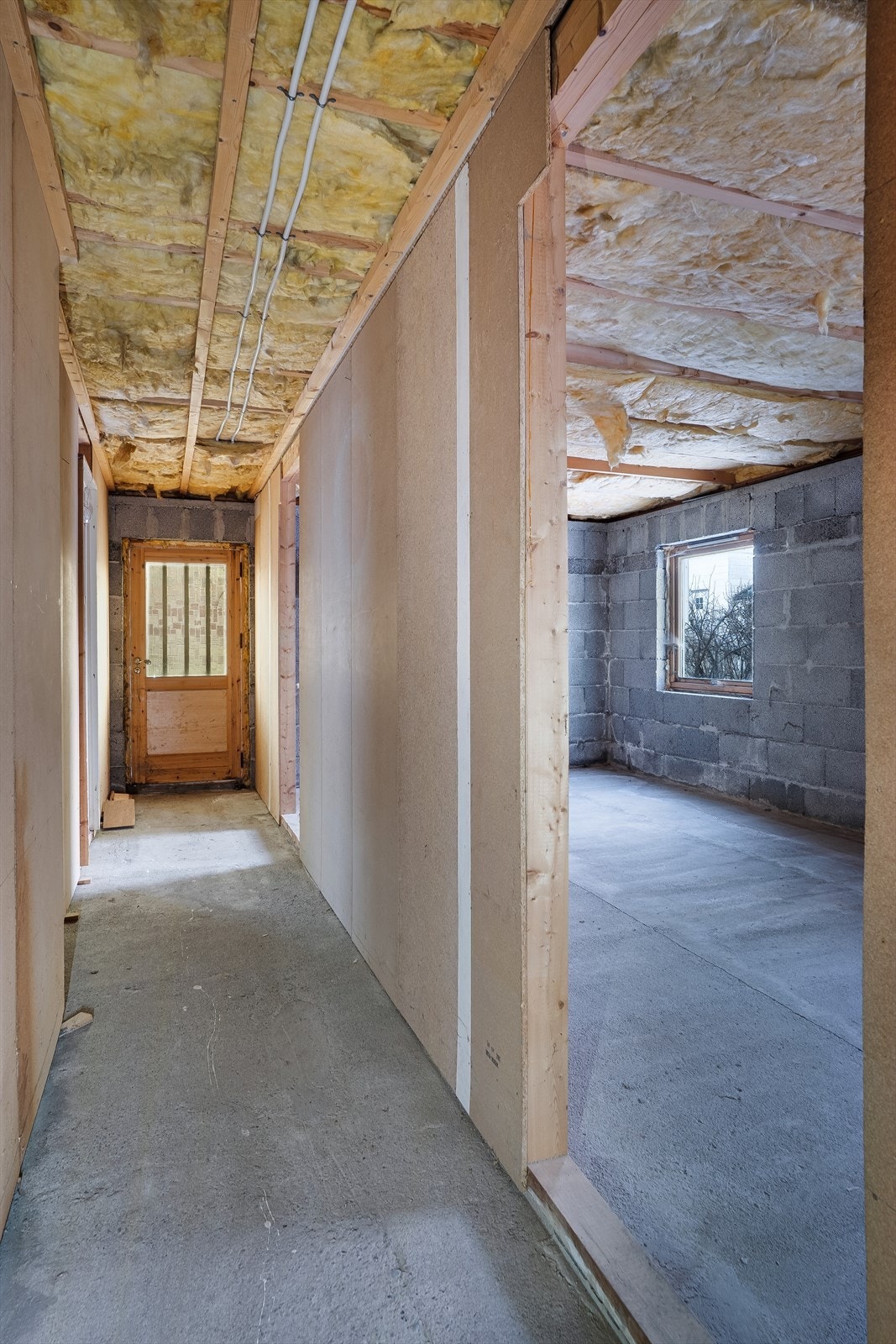 Kjelleren inneholder trapperom, gang, inngang til kjeller, tre boder og vaskekjeller. Galleribilde