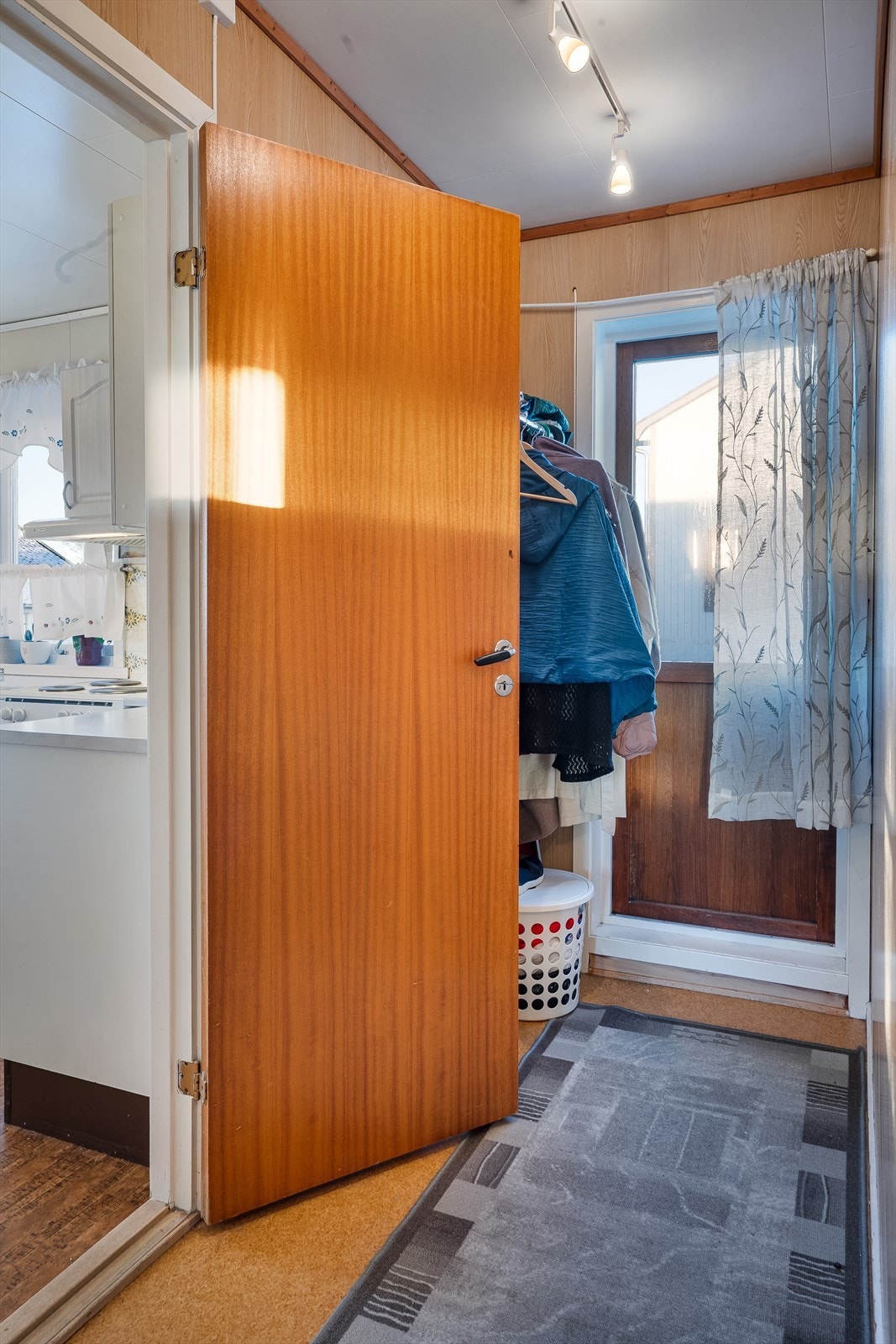 Hovedinngangen ligger mot nord. Du ønskes velkommen inn i et vindfang. Galleribilde