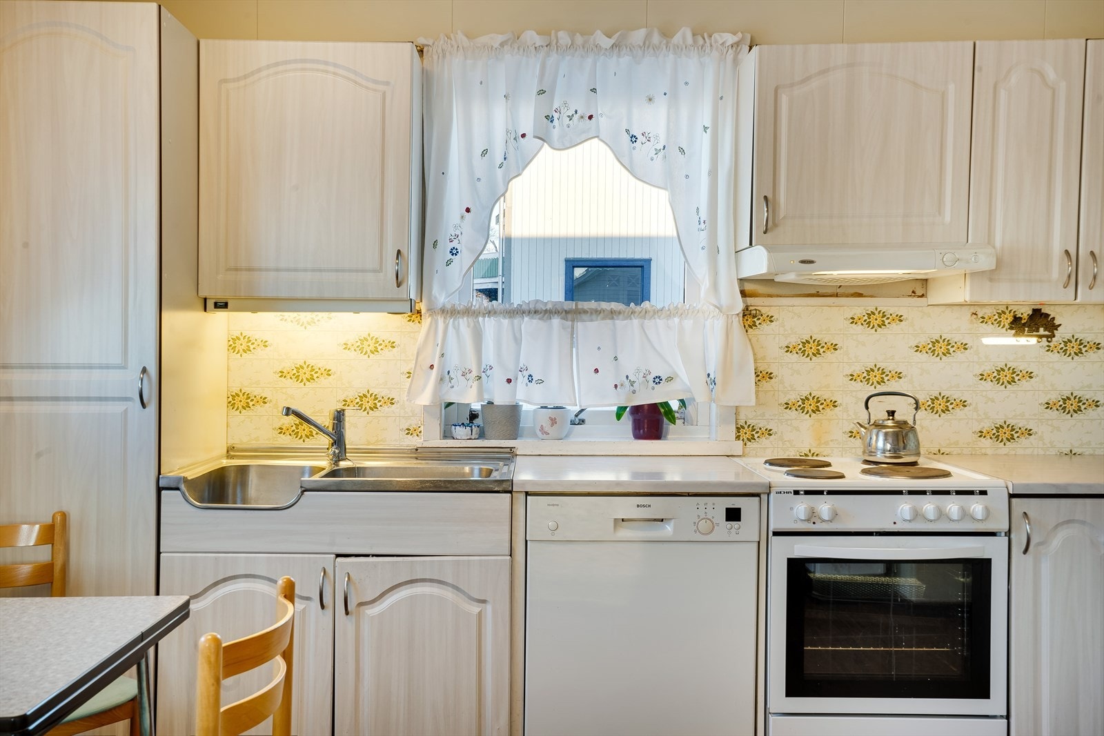 Det er installert kjøkkenventilator med avtrekk ut. Galleribilde