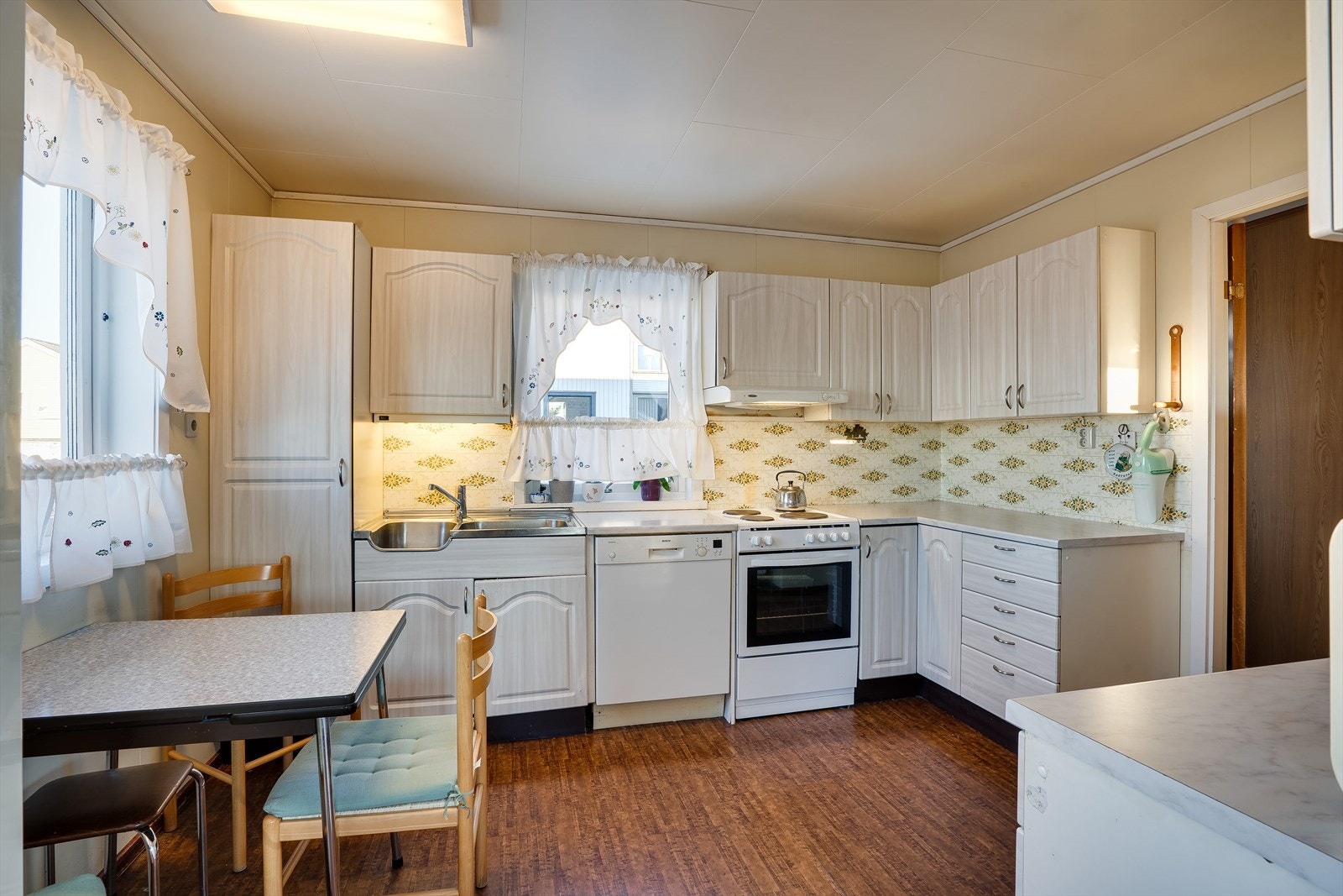 Kjøkkenet i 2. etasje har innredning fra byggeåret. Galleribilde