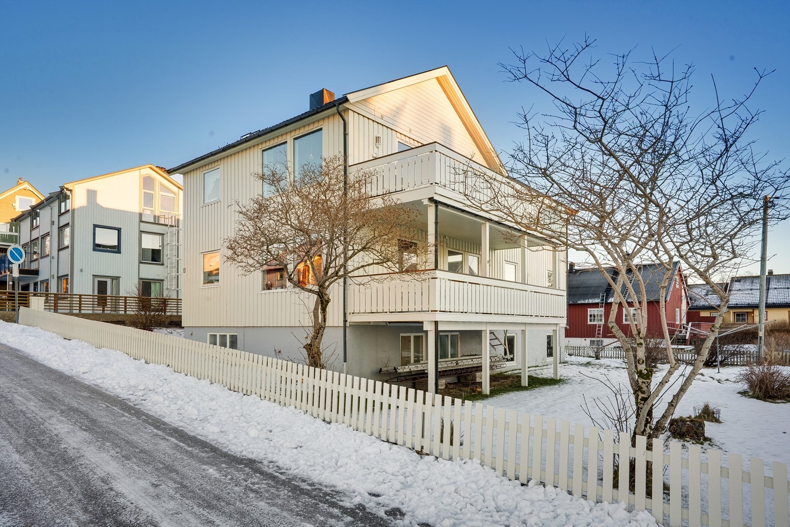 Eiendommen ligger i et veletablert nabolag, med kort vei inn til sentrum av Brønnøysund. Galleribilde