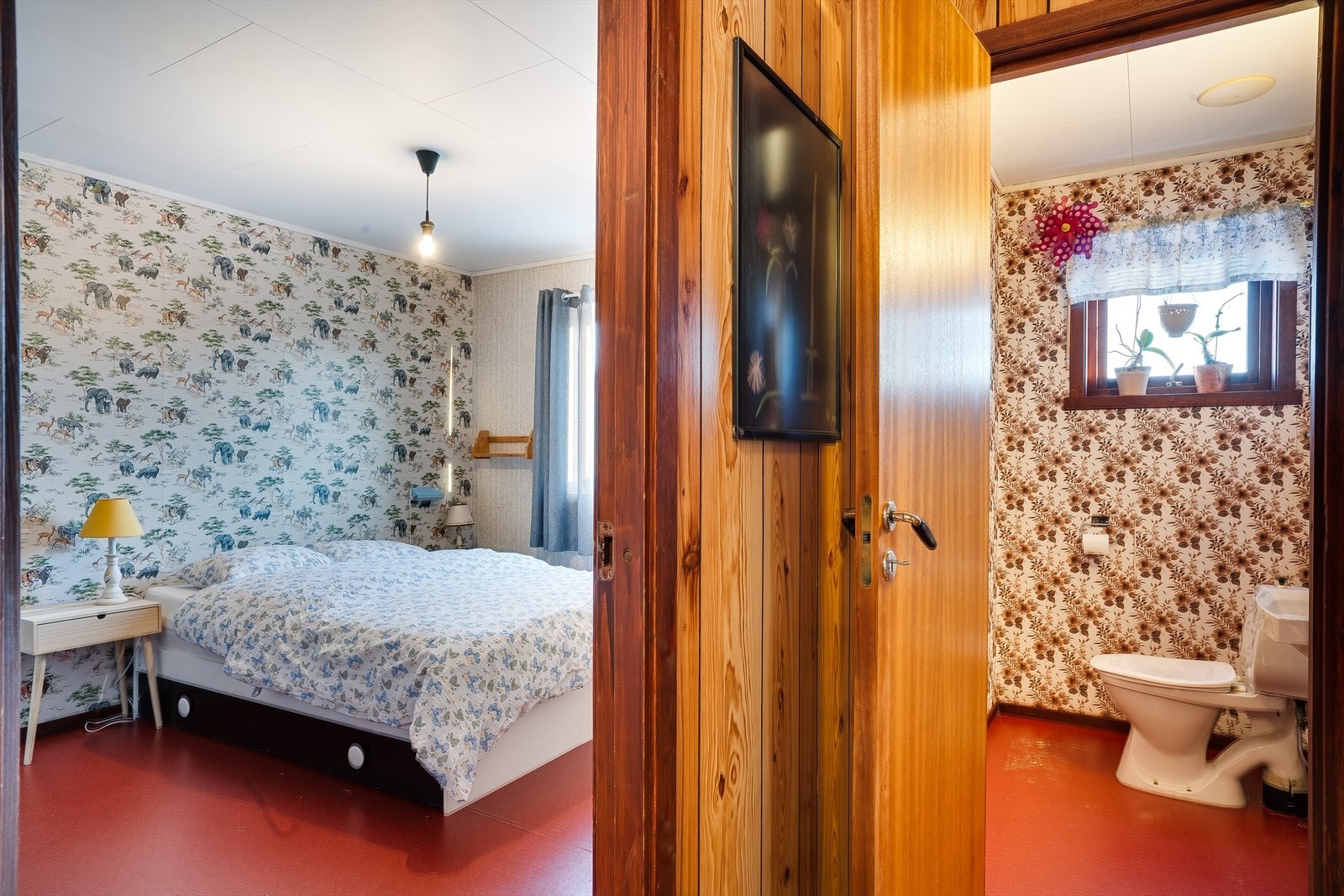 Toalettrommet i 2. etasje er fra 1981, med belegg på gulvet, tapet på veggene og plater i himlingen. Galleribilde