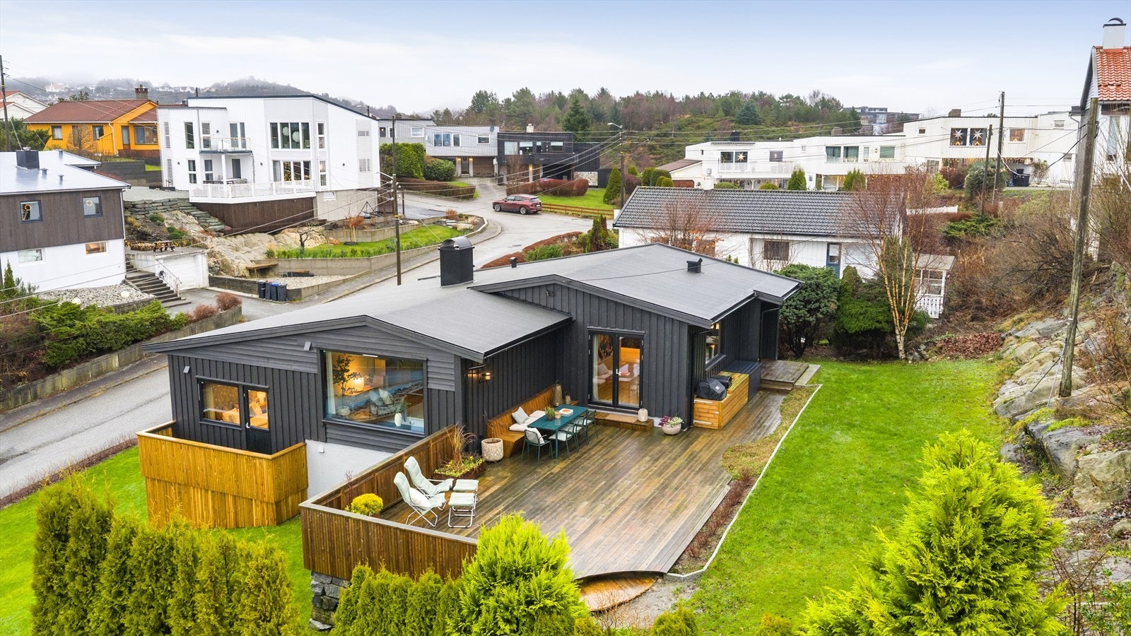 Stor hage flott opparbeidet med hekk, gressplen og diverse beplantning Galleribilde