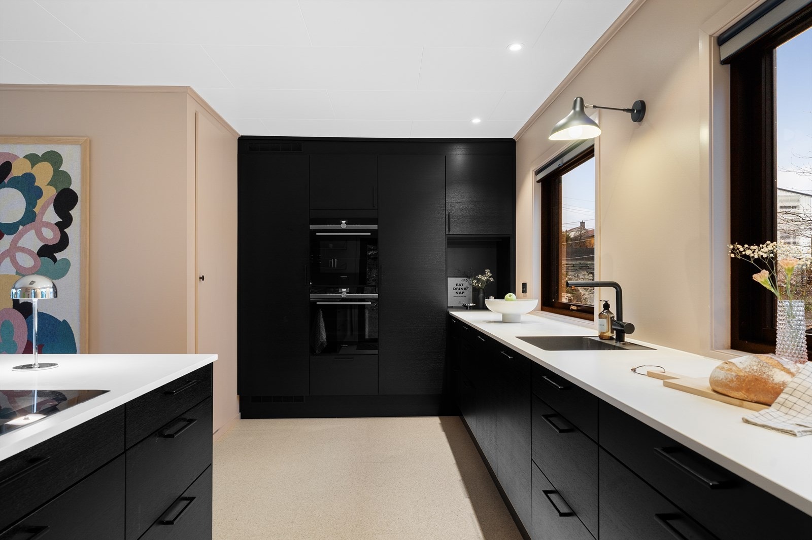 Svært god skap- og benkeplass Galleribilde