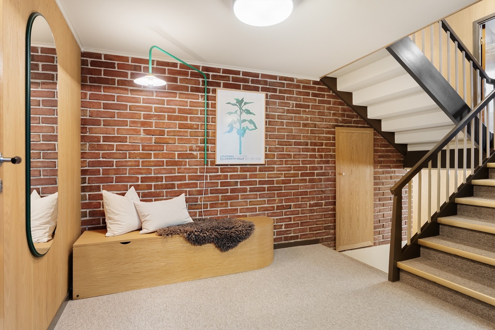 Gang med plassbygget oppbevaring i eikefinér Galleribilde