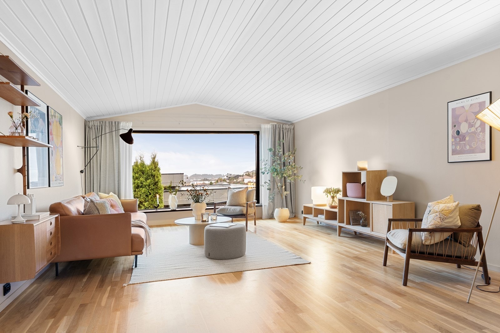 Eneboligen har gjennomgått omfattende oppgraderinger de siste årene og fremstår smakfull og innbydende Galleribilde